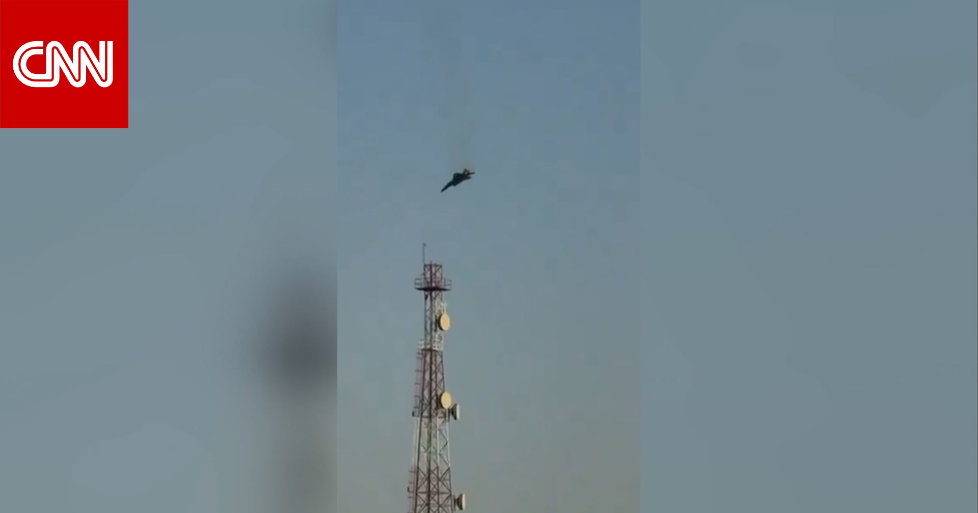 شاهد.. لحظة تحطم طائرة مقاتلة قرب قاعدة أمريكية في الكويت