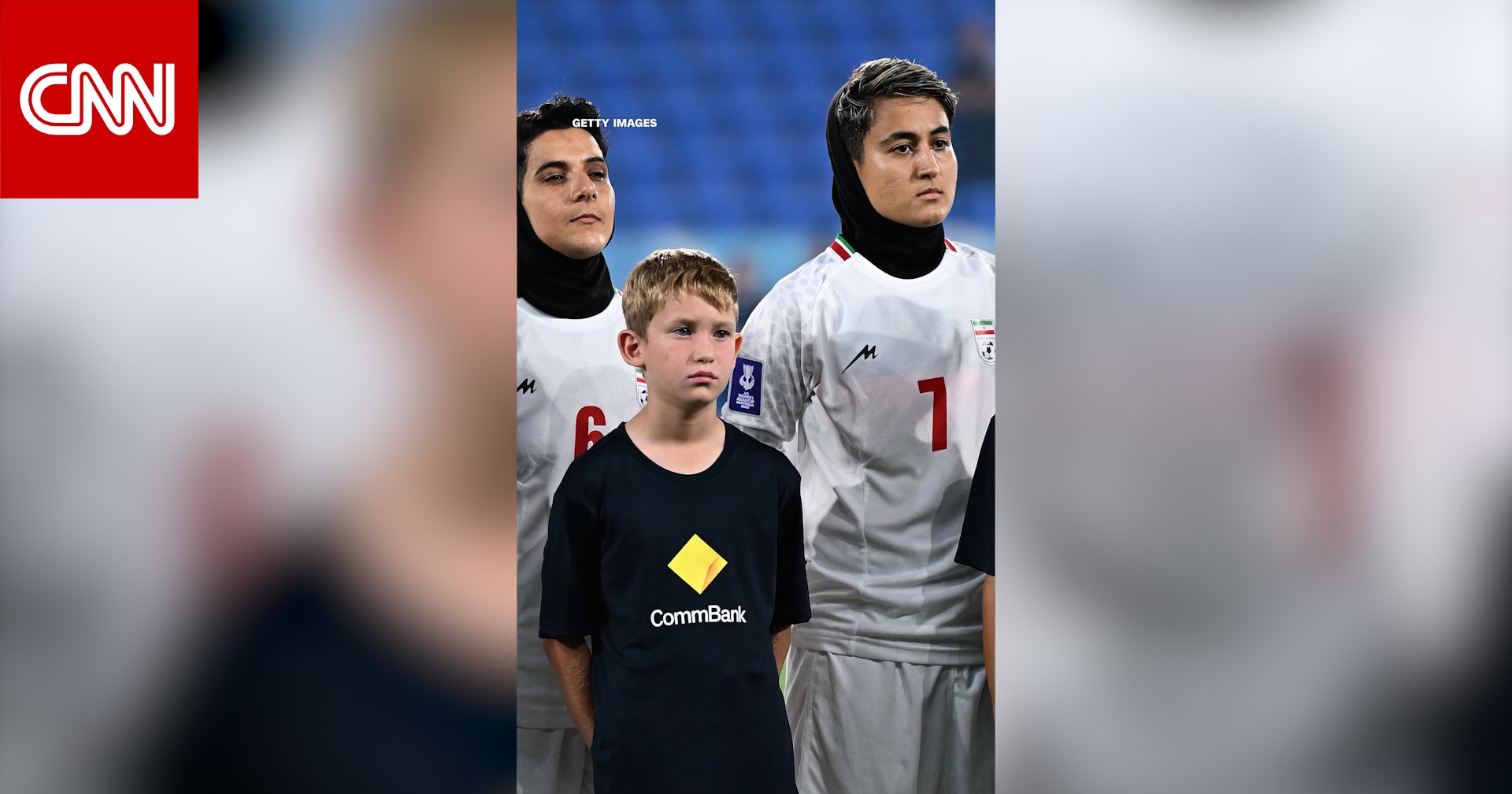 شاهد.. لاعبات منتخب إيران لكرة القدم يرفضن غناء النشيد الوطني