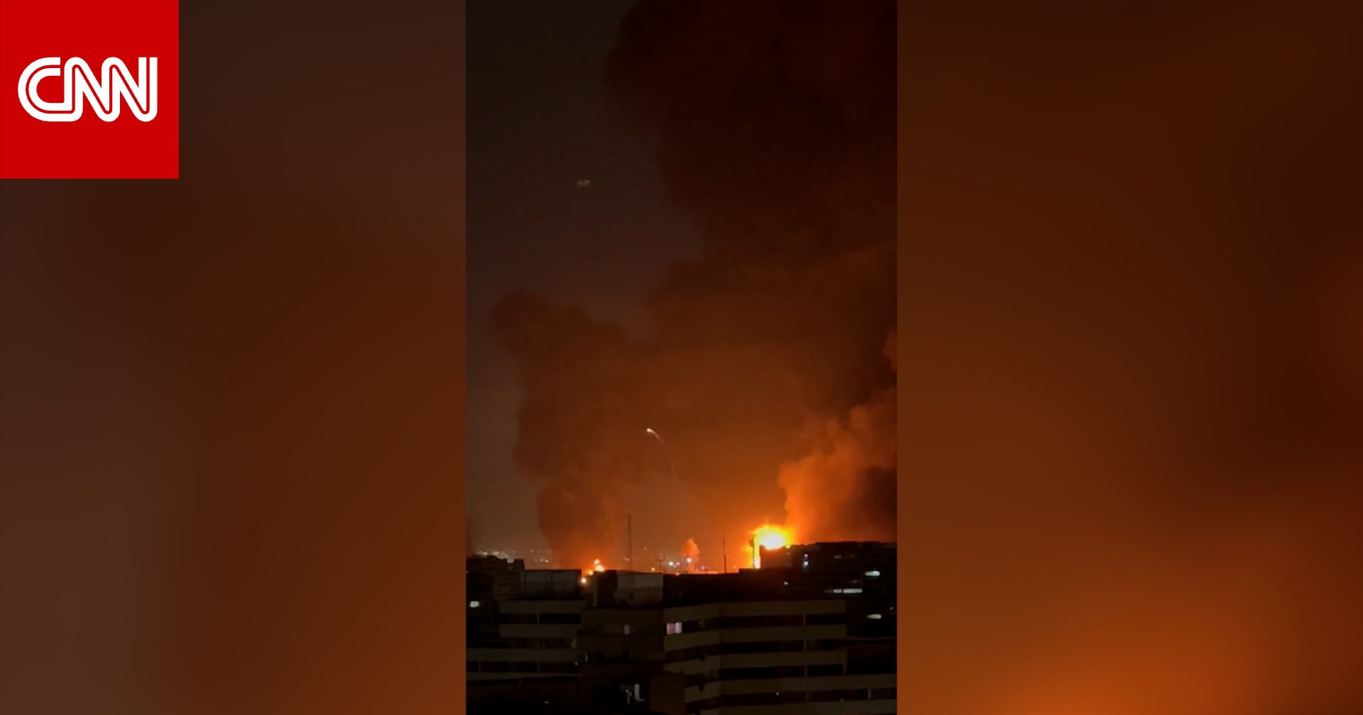 لحظة اشتعال النيران في مطار مهرآباد في طهران بعد غارات جوية