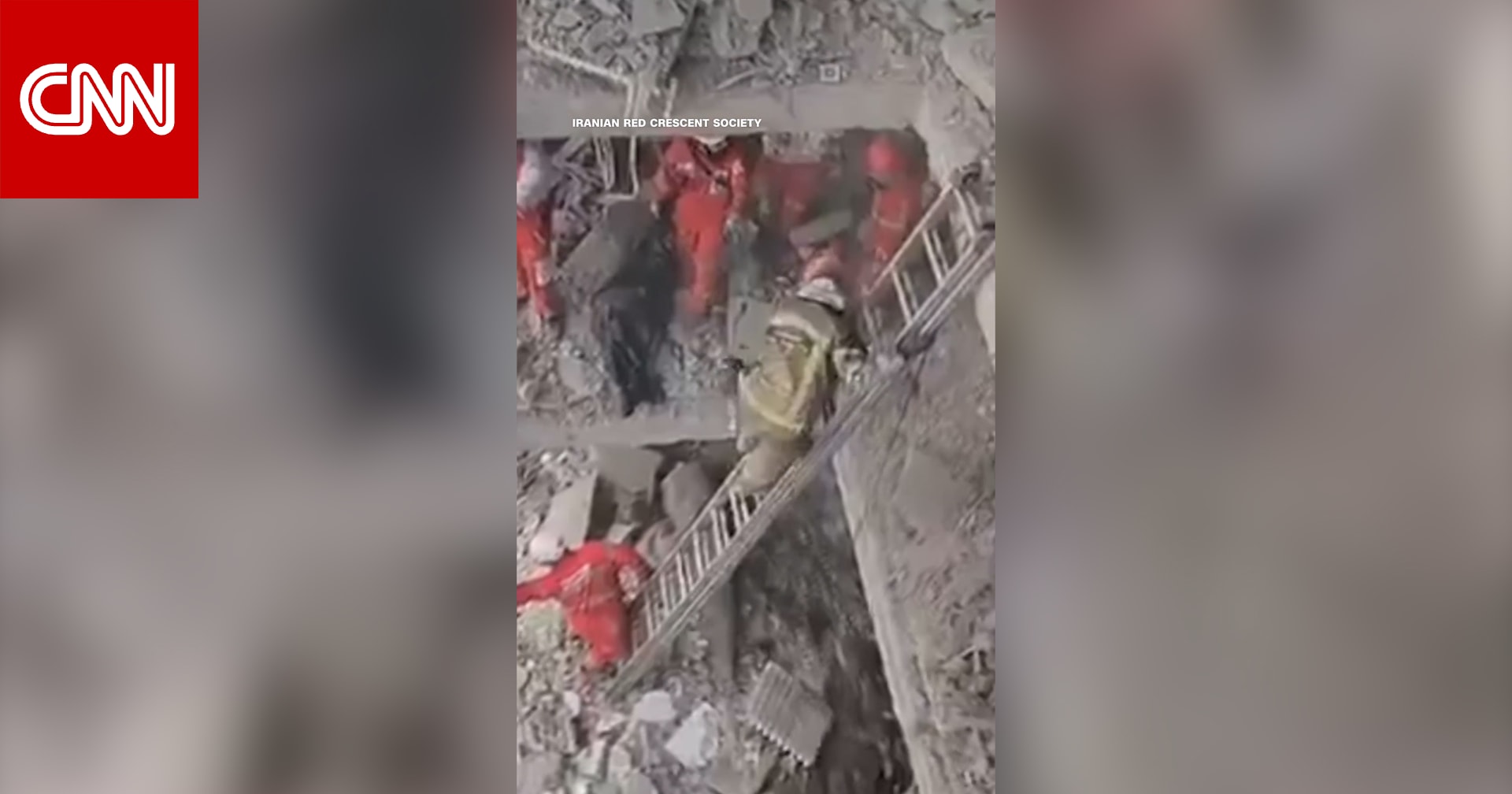 وسط الحرب الدائرة.. شاهد فرق الإنقاذ تهرع لمساعدة المحاصرين بمبنى سكني بطهران