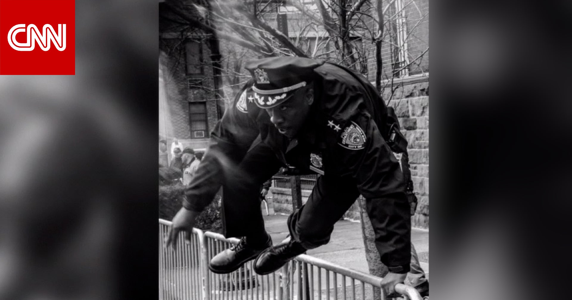 شاهد رد فعل شرطي من نيويورك على صورة مطاردته لمشتبه به في هجوم غرايسي مانشن الإرهابي