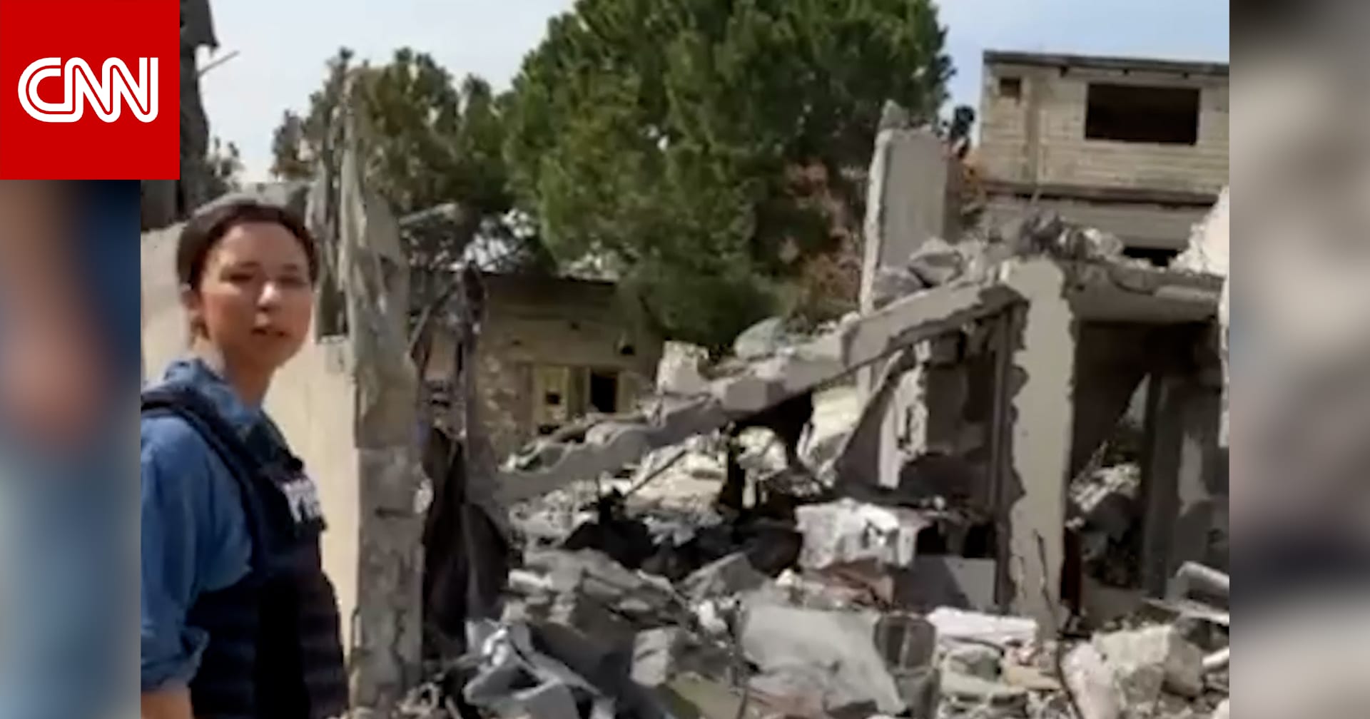 بينهم 5 أطفال.. مراسلة CNN توثق آثار الغارة الجوية الإسرائيلية المميتة على جنوب لبنان