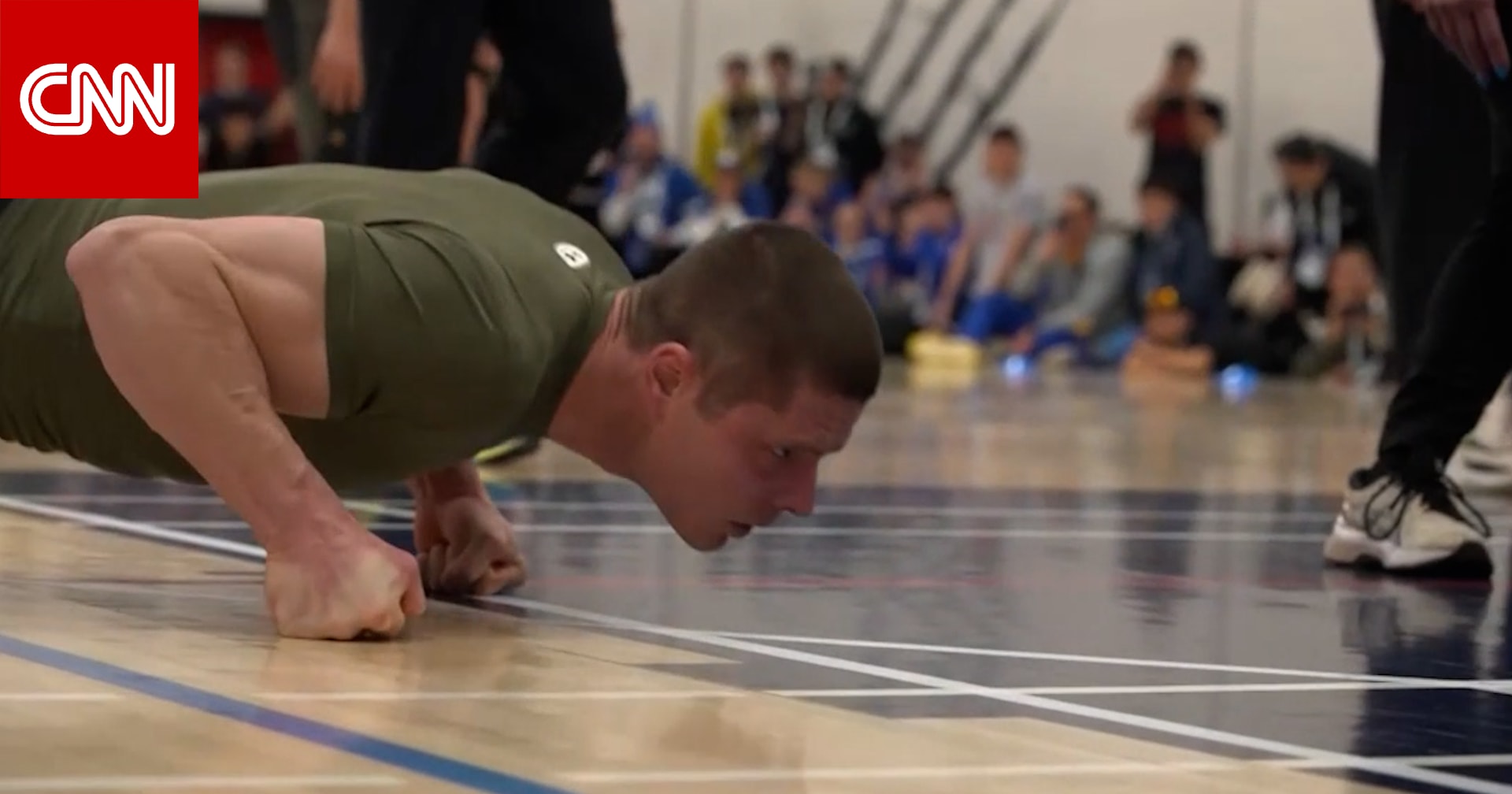 رياضة تحاكي حركة الفقمة على الجليد.. رجل يسجل رقما قياسيا عالميا في "القفز على المفاصل"