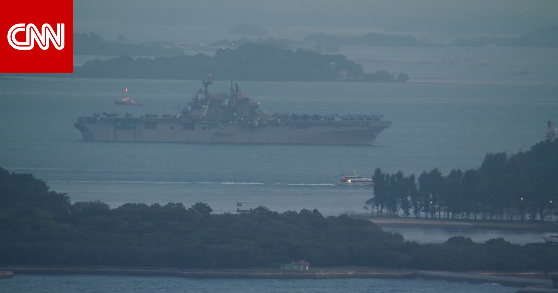 شاهد.. سفينة حربية أمريكية يُعتقد أنها تقلّ جنود مشاة بحرية إلى الشرق الأوسط تمرّ عبر سنغافورة