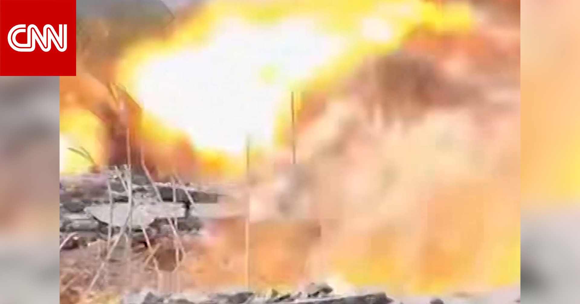 لحظة وقوع غارة صاروخية قرب صحفي أثناء بث مباشر في جنوب لبنان