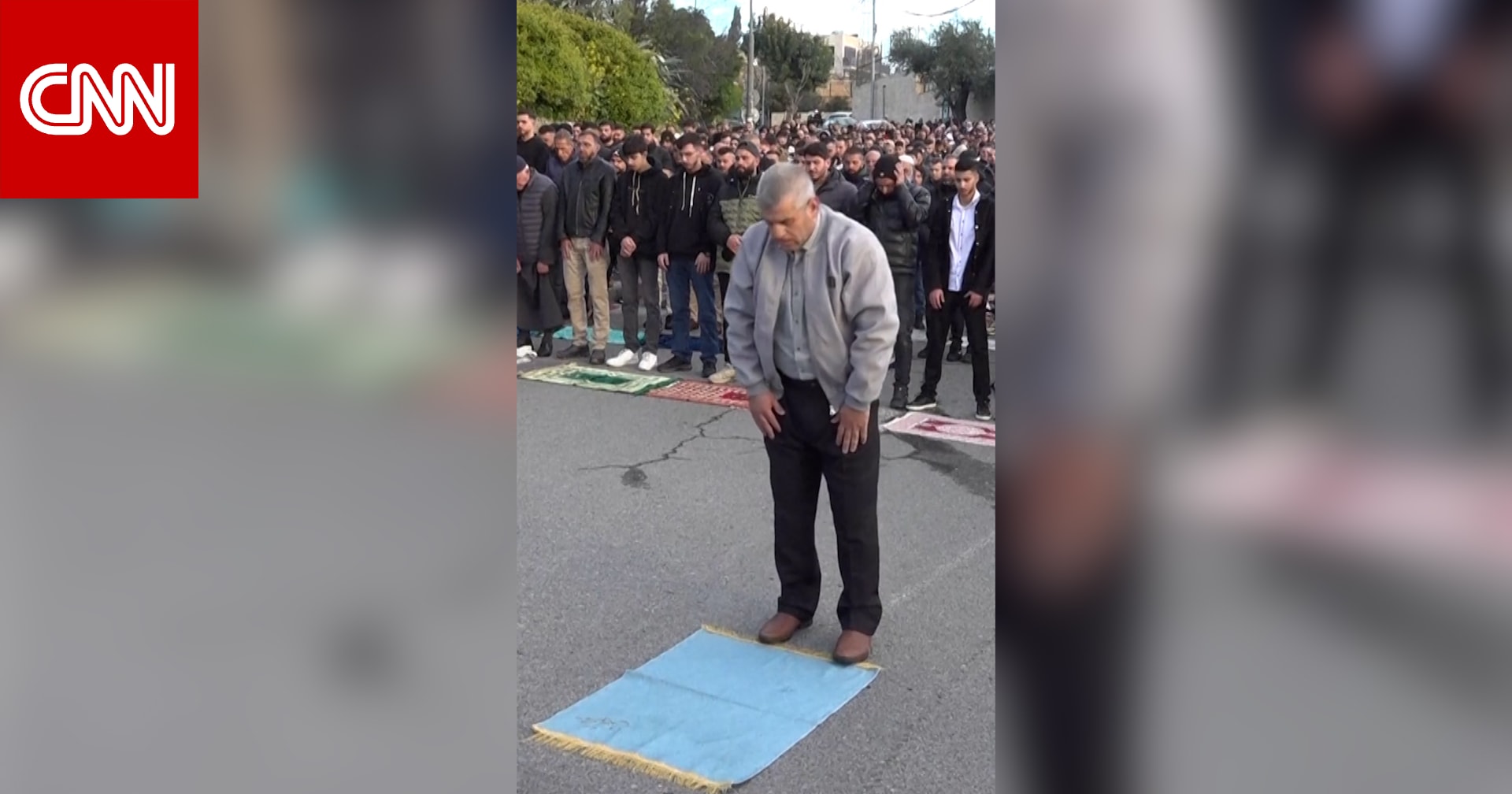 مسلمون يؤدون صلاة العيد في شوارع القدس بظل استمرار إغلاق المسجد الأقصى