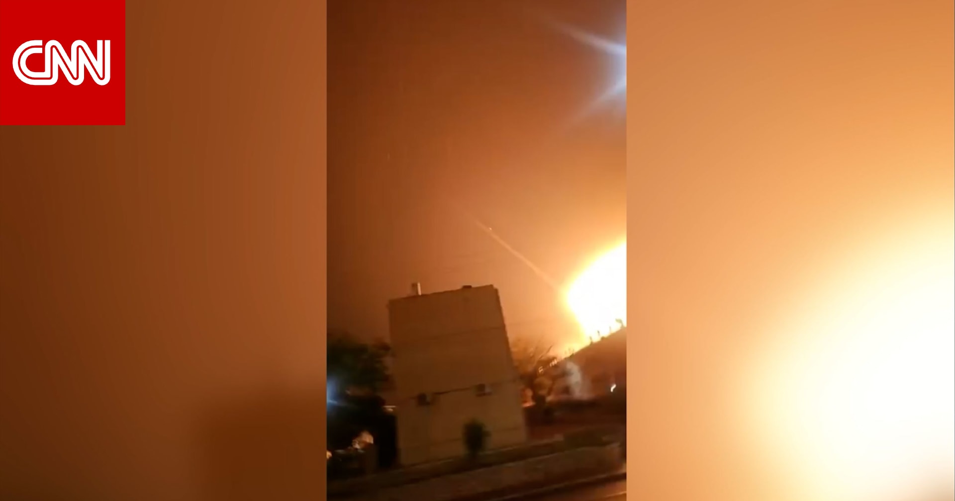 شاهد.. صاروخ إيراني يضرب مبنى في ديمونا بجنوب إسرائيل