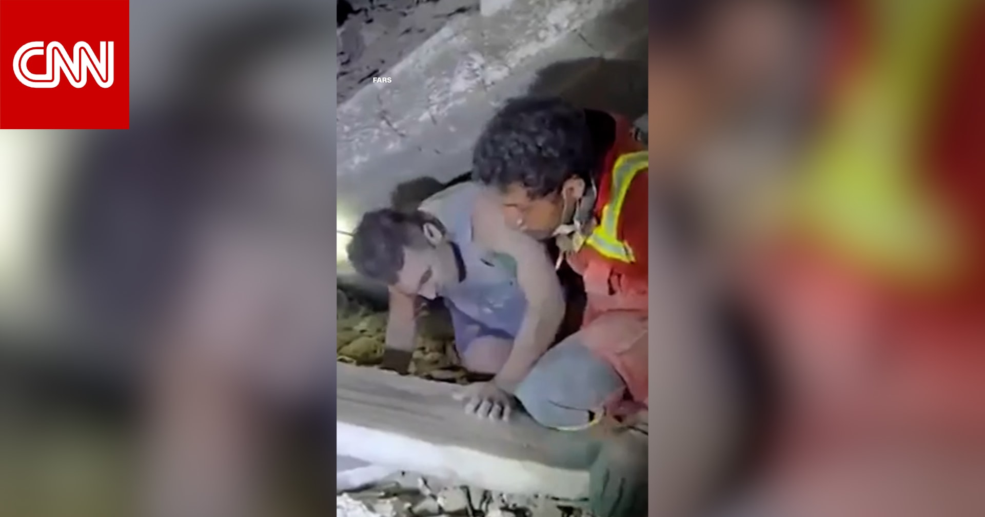 فرق الإنقاذ تساعد الناجين بعد غارة على مبنى سكني في طهران