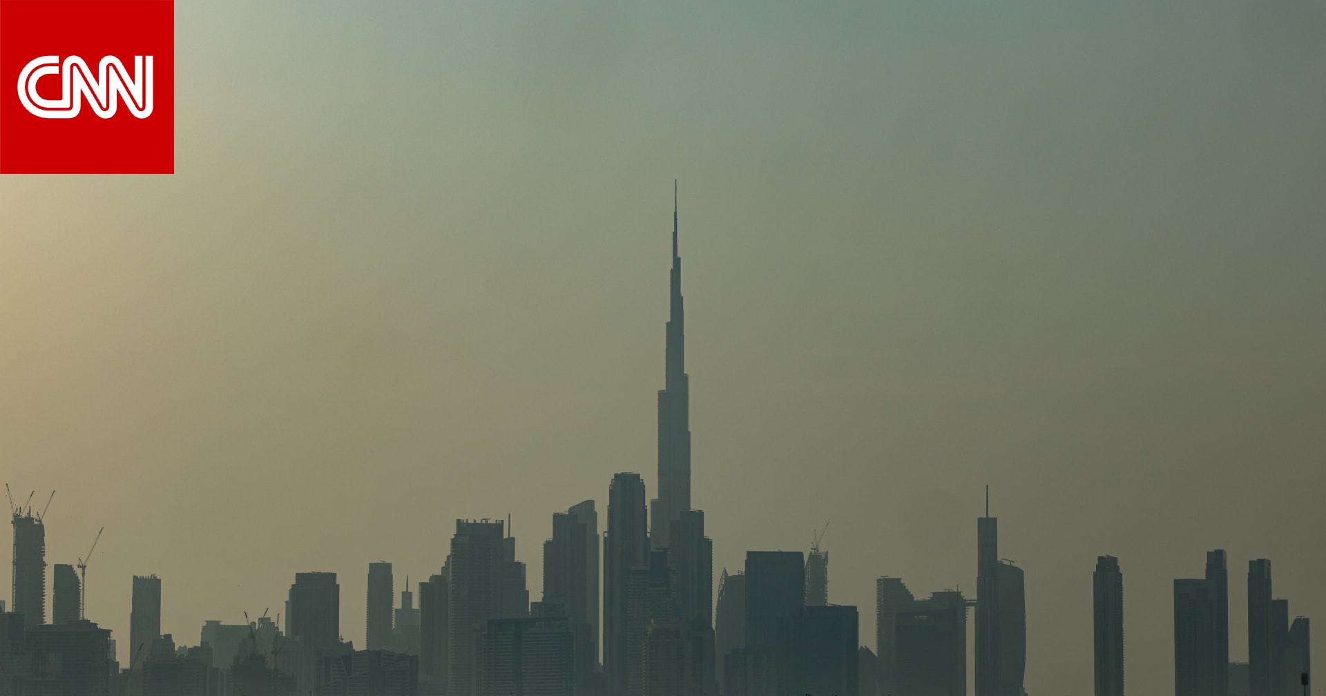 ومضات البرق أعلى برج خليفة تخطف الأنظار وسط التقلبات الجوية