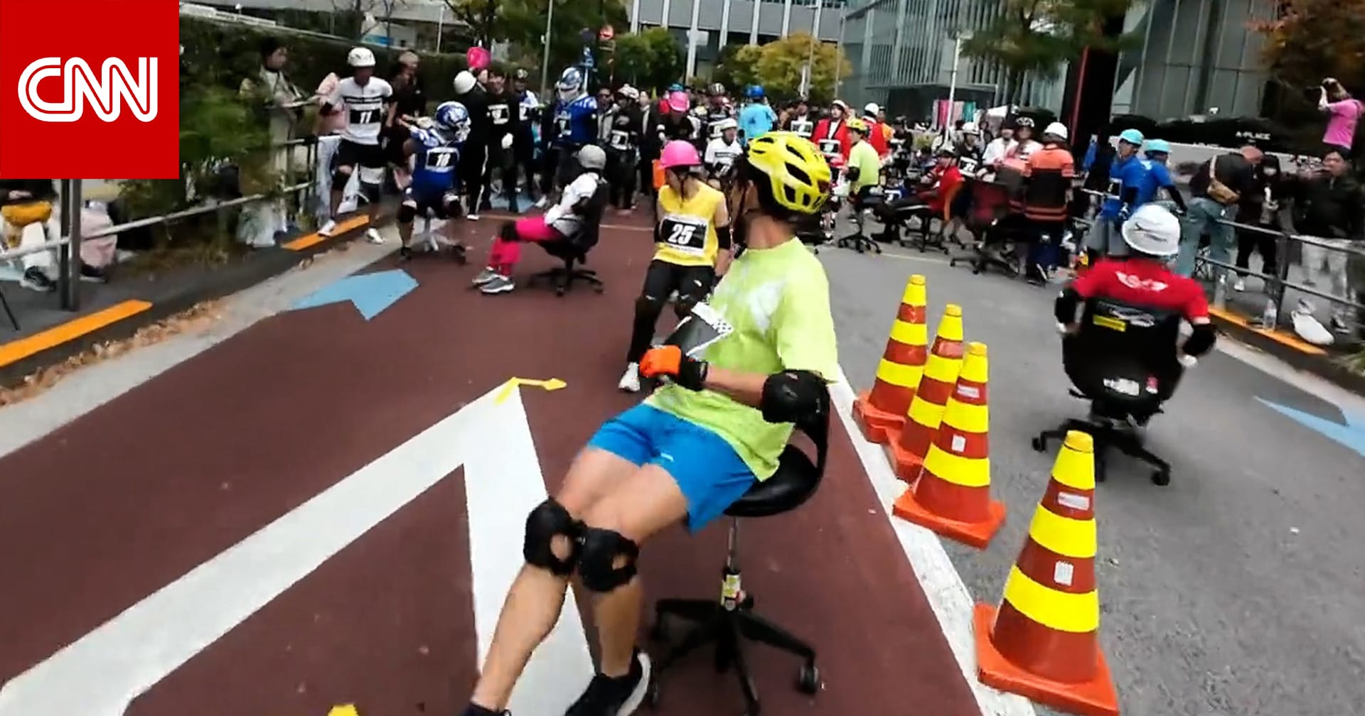 على طريقة الفورمولا 1.. شاهد سباق "كراسي المكاتب" الفريد من نوعه باليابان