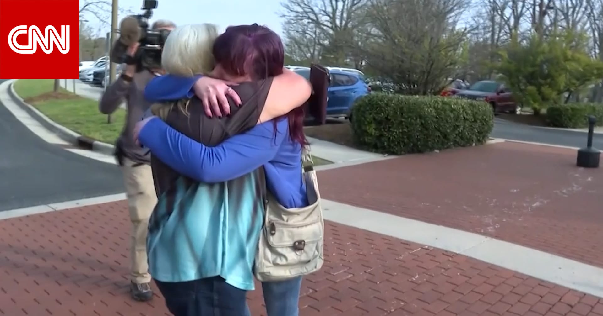 أم مفقودة تلتقي بابنتها للمرة الأولى منذ أكثر من 24 عامًا بعد اختفاء غامض وبلاغ قاد إلى كشف مكانها