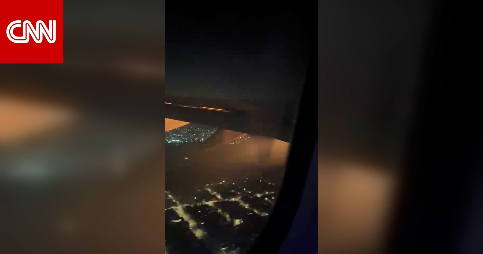 شاهد الرعب على متن طائرة ركاب بعد تعطل محركها عقب الإقلاع