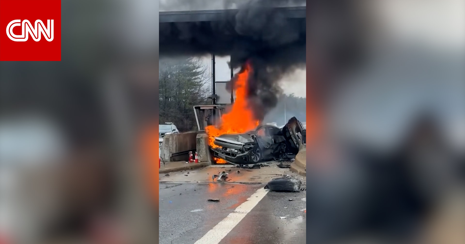 شاهد.. شرطي ومارة ينقذون سائقًا من سيارة مشتعلة بعد اصطدامها ببوابة رسوم في بيدفورد