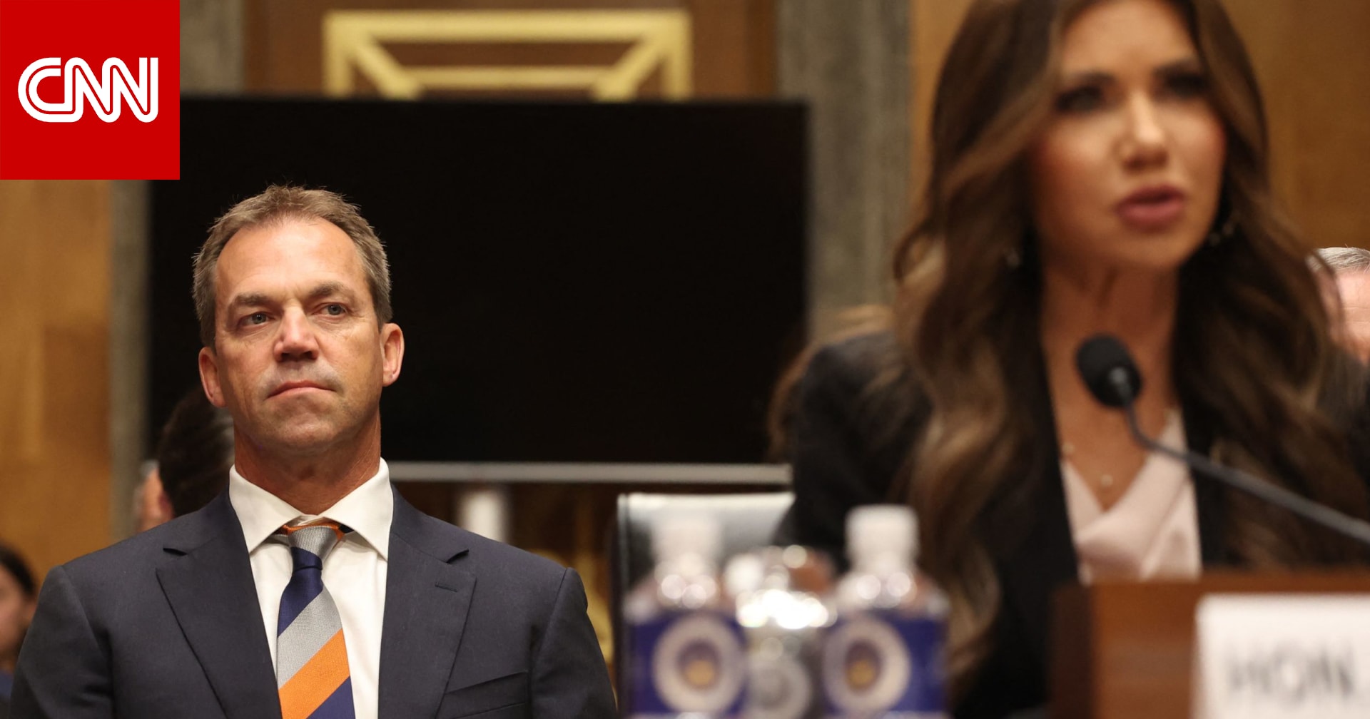 شاهد.. صورة لمن يبدو أنه زوج وزيرة أمريكية سابقة بثديين صناعيين تثير مخاوف أمنية