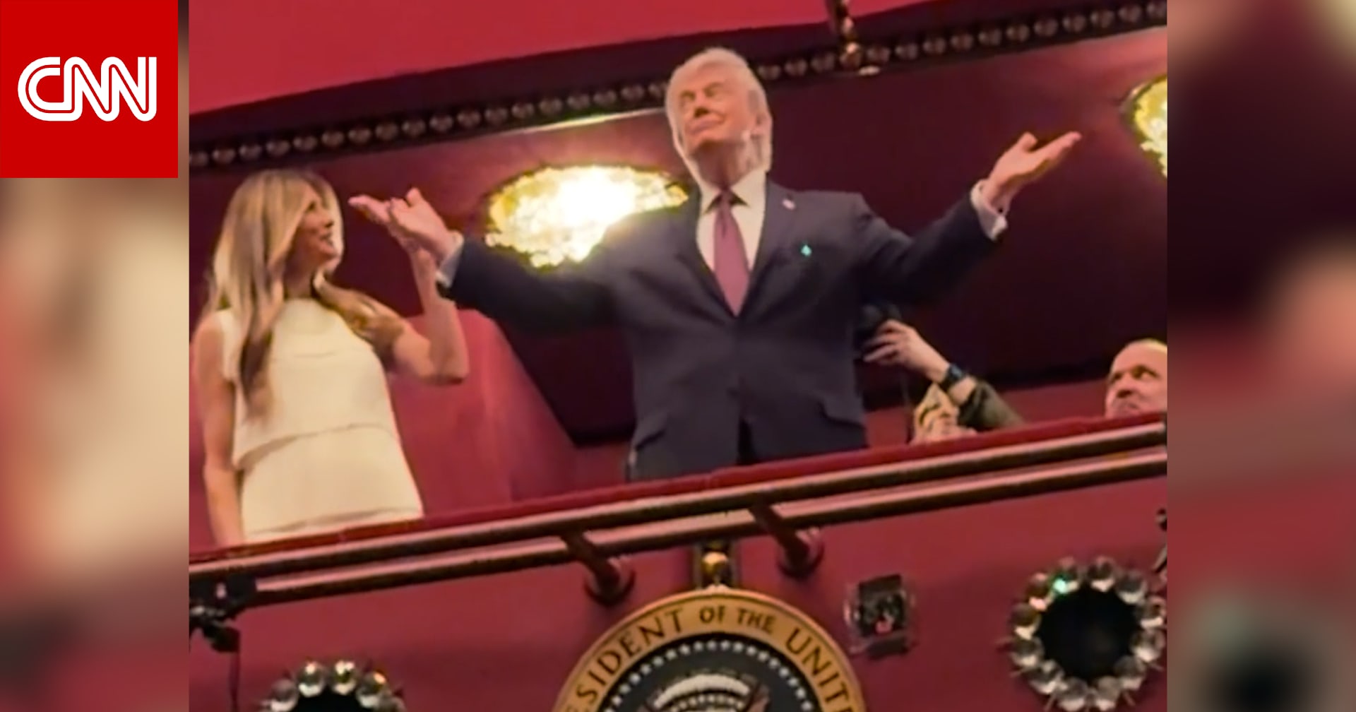 تصفيق وصيحات استهجان.. شاهد كيف استُقبل ترامب في "مركز ترامب كينيدي"