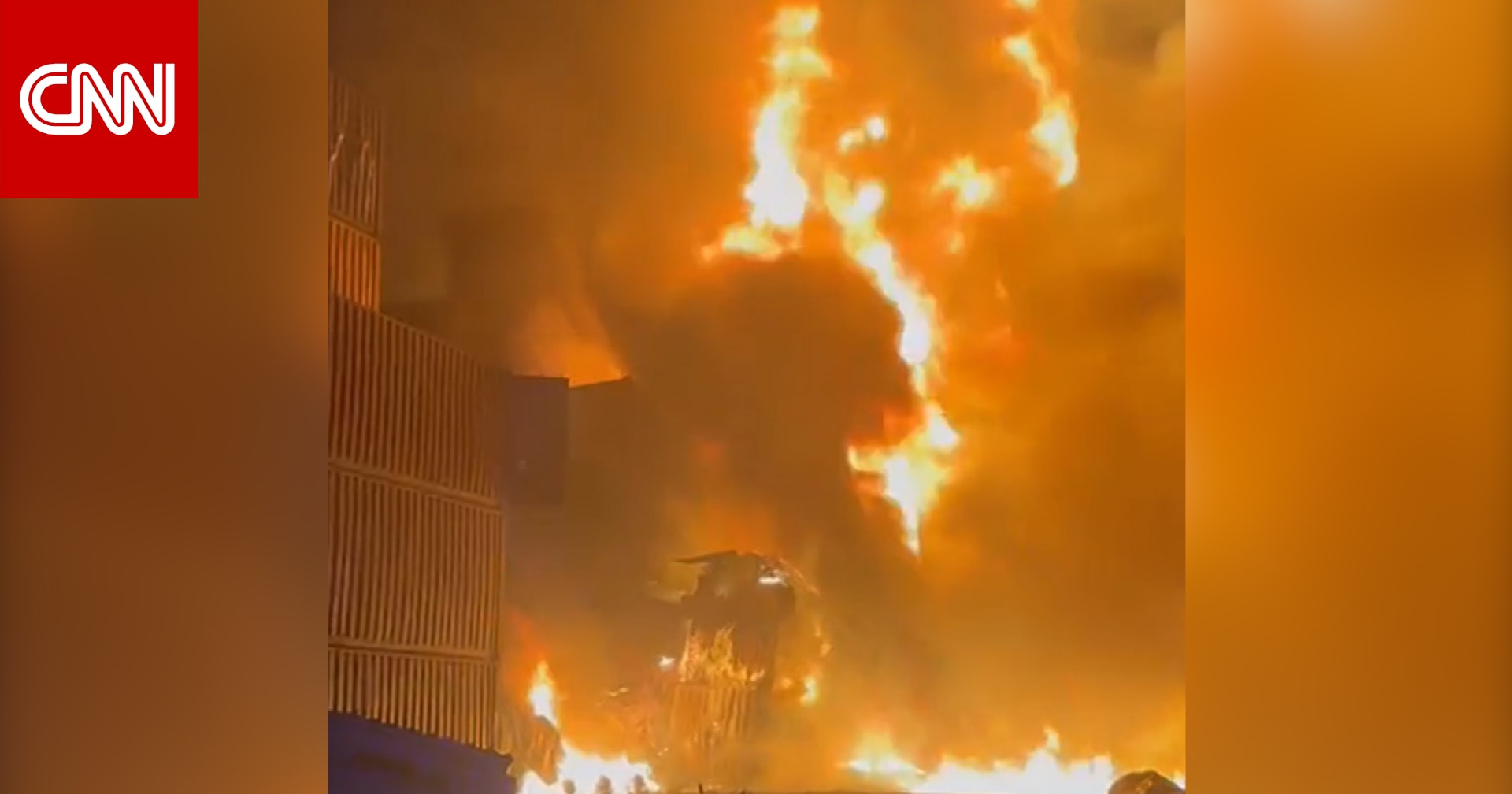 نيران تلتهم حاويات شحن بميناء أوكراني.. ومسؤولون: مسيرات روسية هاجمتها