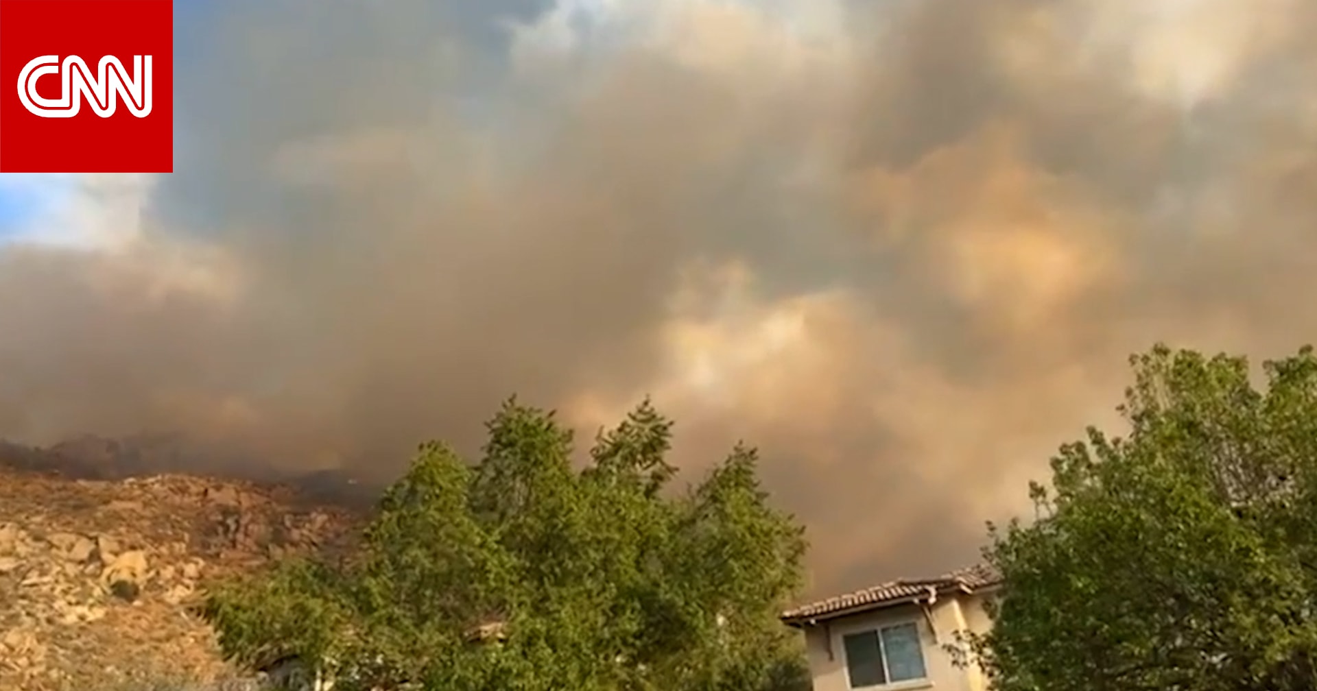 أوامر بالإخلاء وتحذيرات في كاليفورنيا.. فرق الإطفاء تكافح حريقًا سريع الانتشار