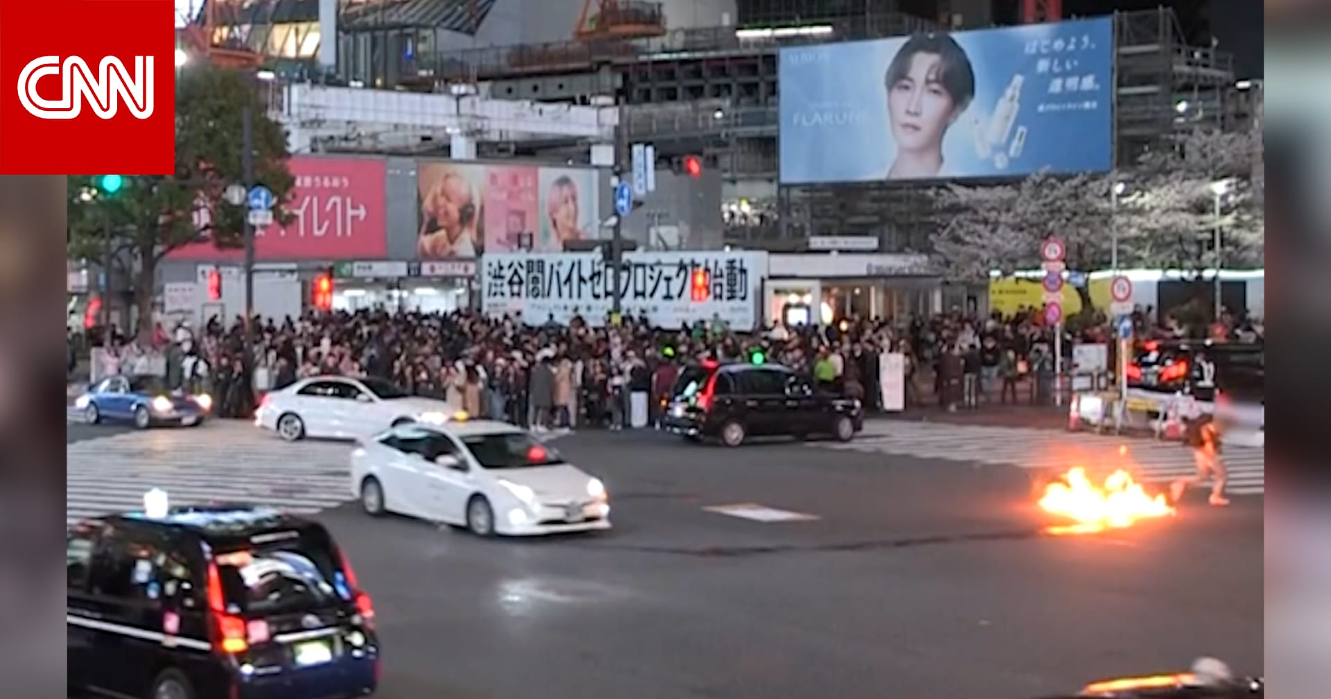 حريق في تقاطع "شيبويا" الشهير بطوكيو.. وفيديو يُظهر لحظة إشعال رجل النار