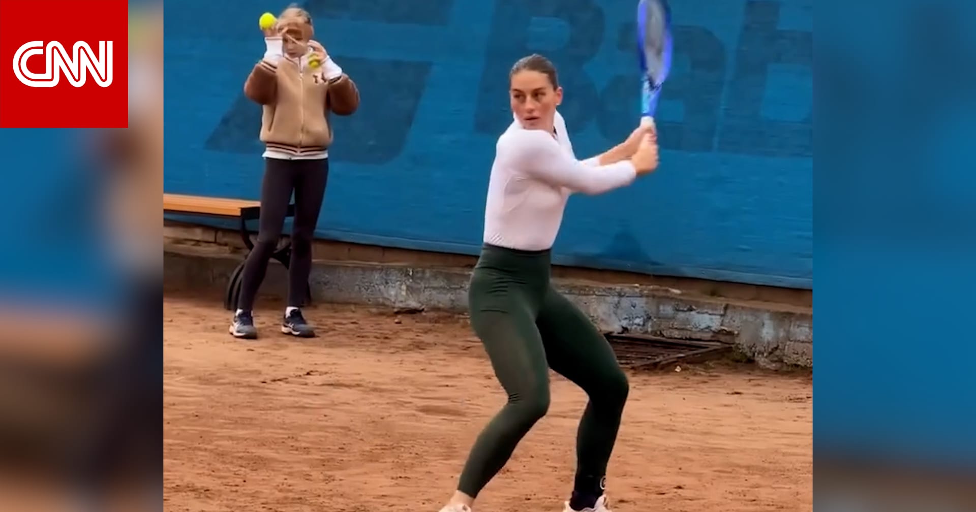 شاهد.. لاعبة تنس أوكرانيا بارزة تتدرب وسط دويّ صفارات الإنذار