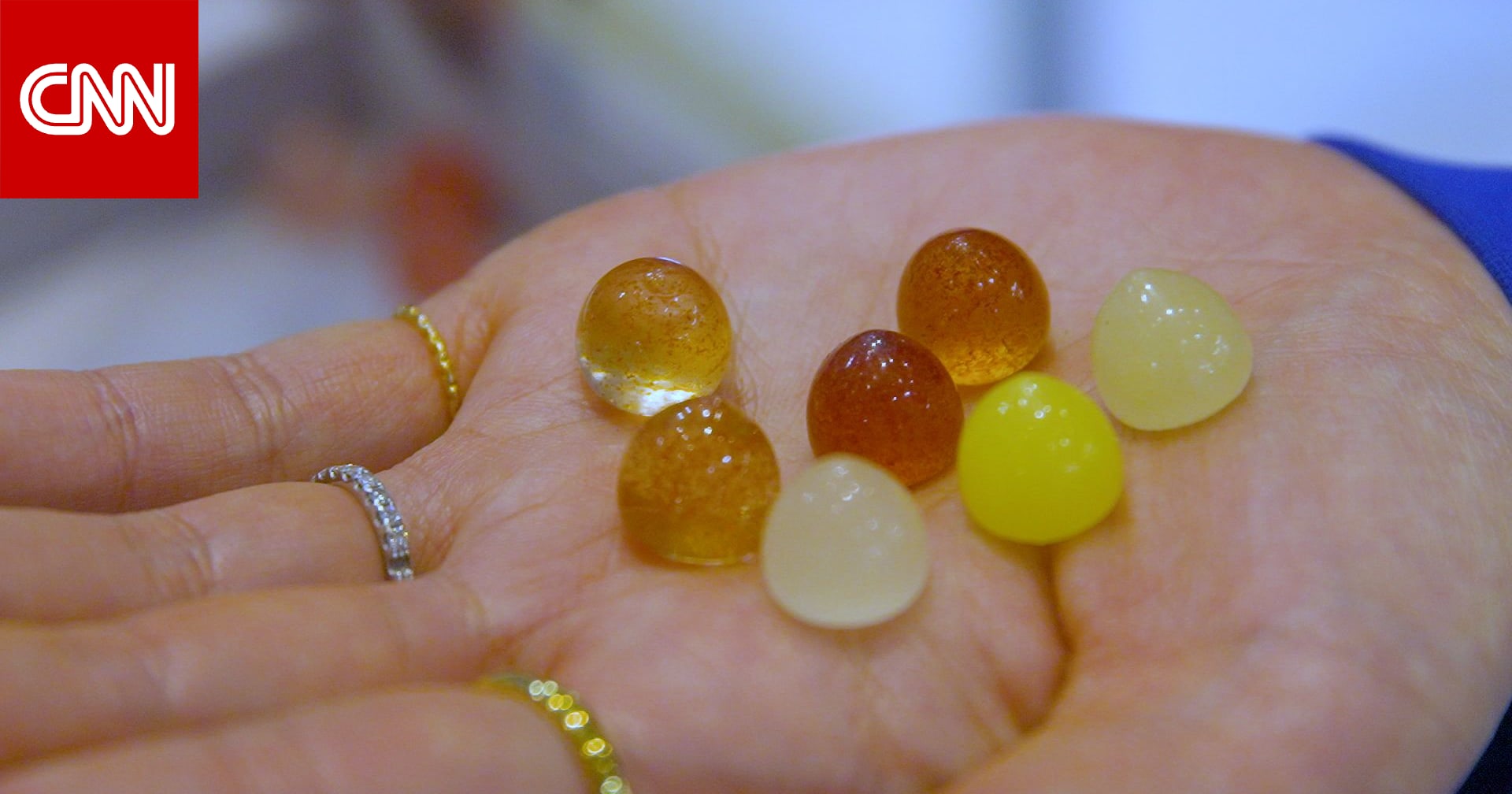 أحجار كريمة تُصنع من فاكهة ناضجة.. شاهد كيف تحوّل مصممة مجوهرات مخلفات الأناناس والبرتقال إلى إكسسوارات أكثر استدامة