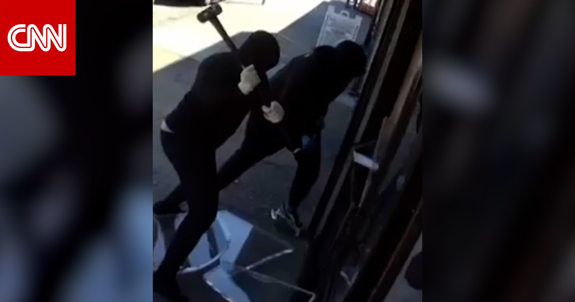 بمطارق ثقيلة وفي وضح النهار.. كاميرات المراقبة توثق عملية سطو جريئة على متجر للمجوهرات في نيوجيرسي الأمريكية