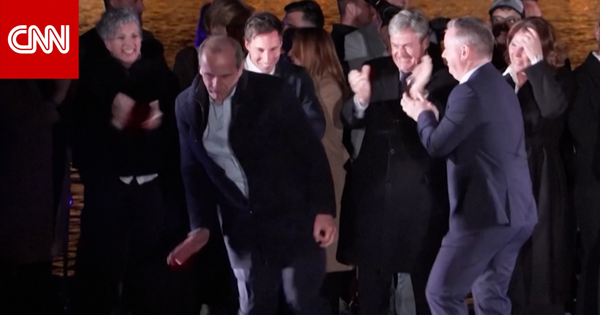 شاهد.. رقصة وزير محتمل تسرق الأضواء بعد خطاب النصر لرئيس وزراء المجر