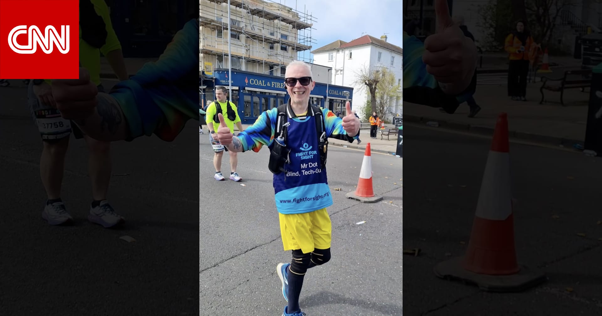 شاهد.. كفيف يُكمل ماراثونًا بمساعدة نظارات مدعومة بالذكاء الاصطناعي وتطبيق يوفّر له دعمًا فوريًا من متطوّعين