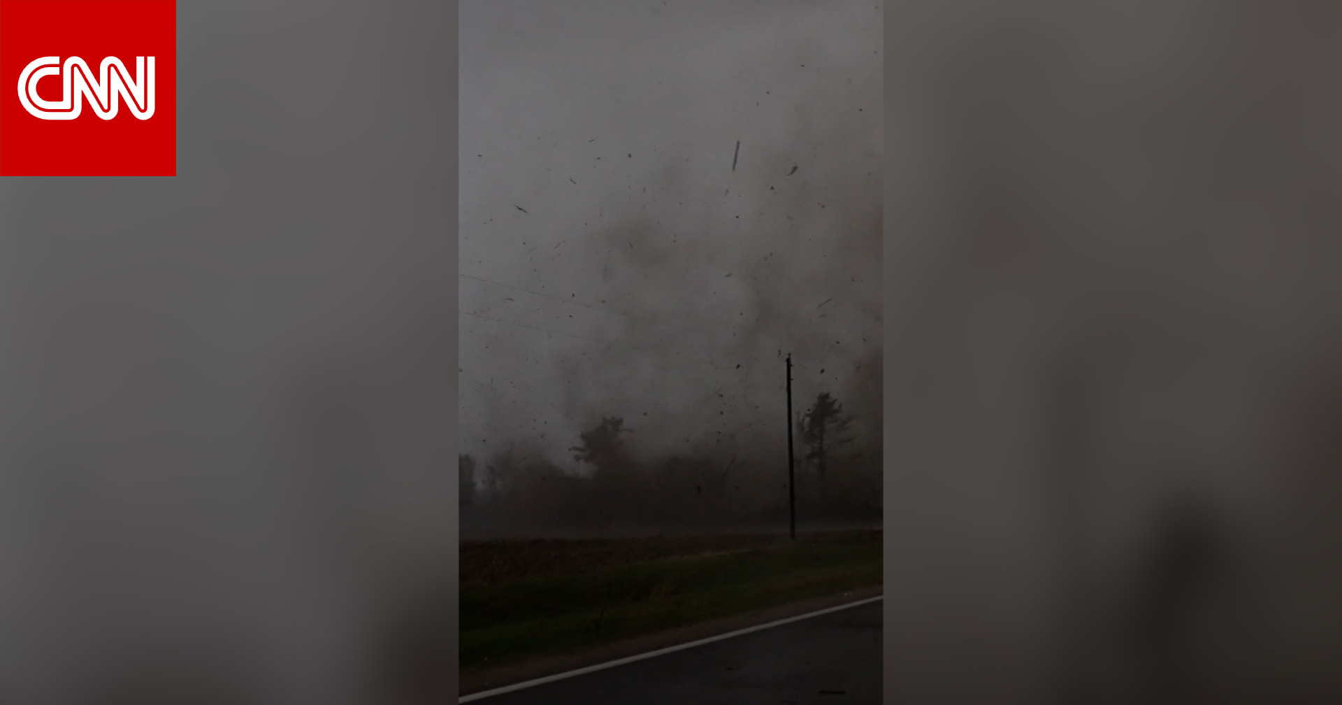 لحظة مرعبة.. رجل يوثّق إعصارًا يضرب منزلًا أمامه مباشرة