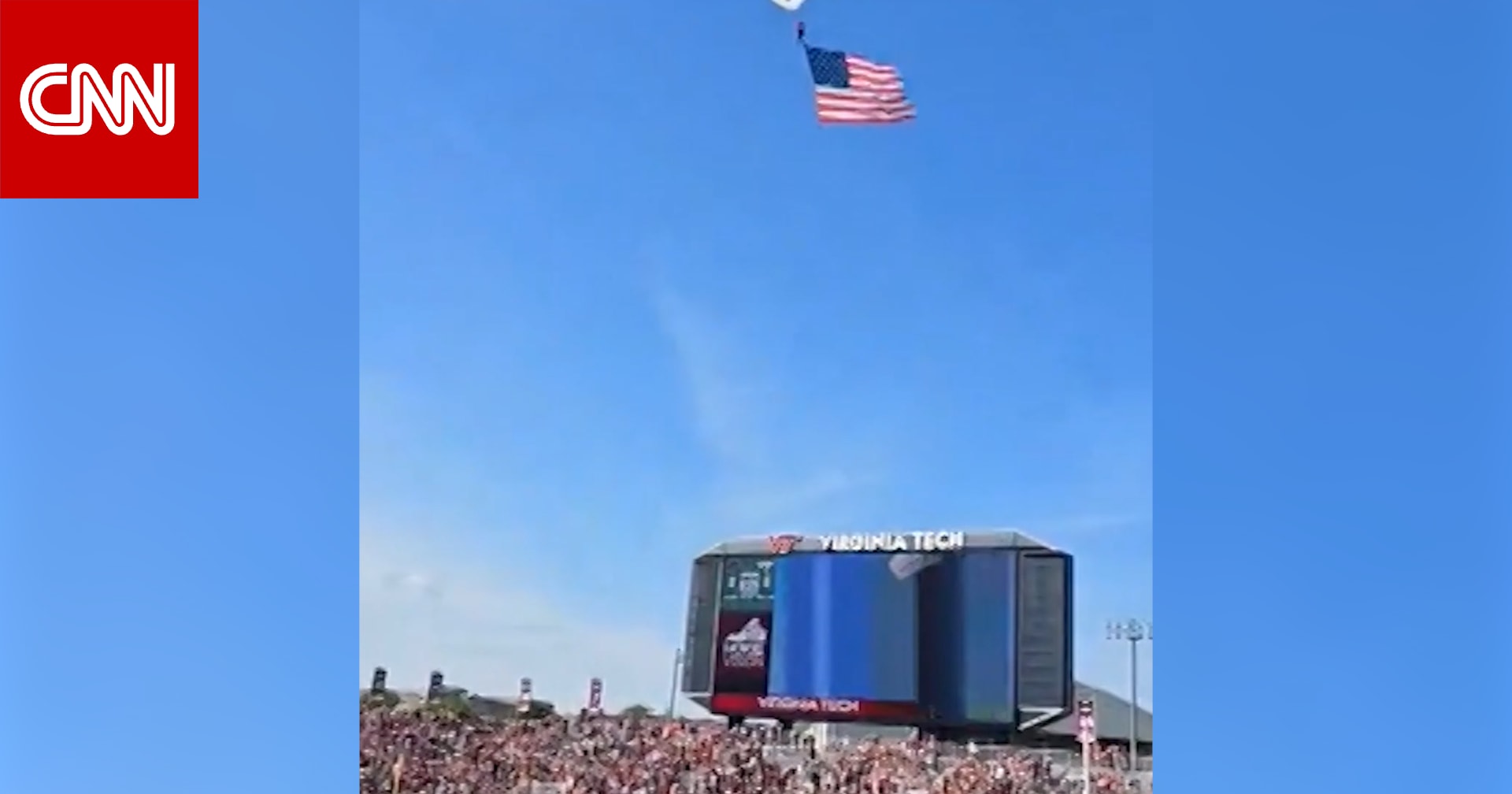 إنقاذ مظلي علق على شاشة عرض لملعب بأمريكا.. وكاميرا توثق لحظة هبوطه واصطدامه بها