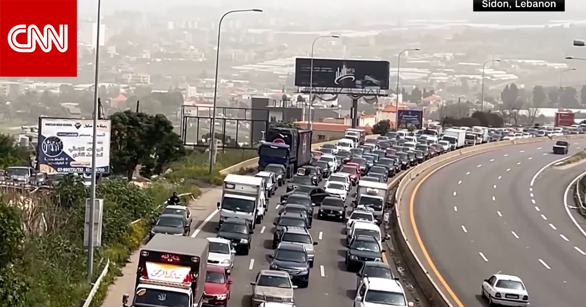 شاهد.. ازدحام خانق بين الأنقاض مع بدء عودة النازحين إلى جنوب لبنان