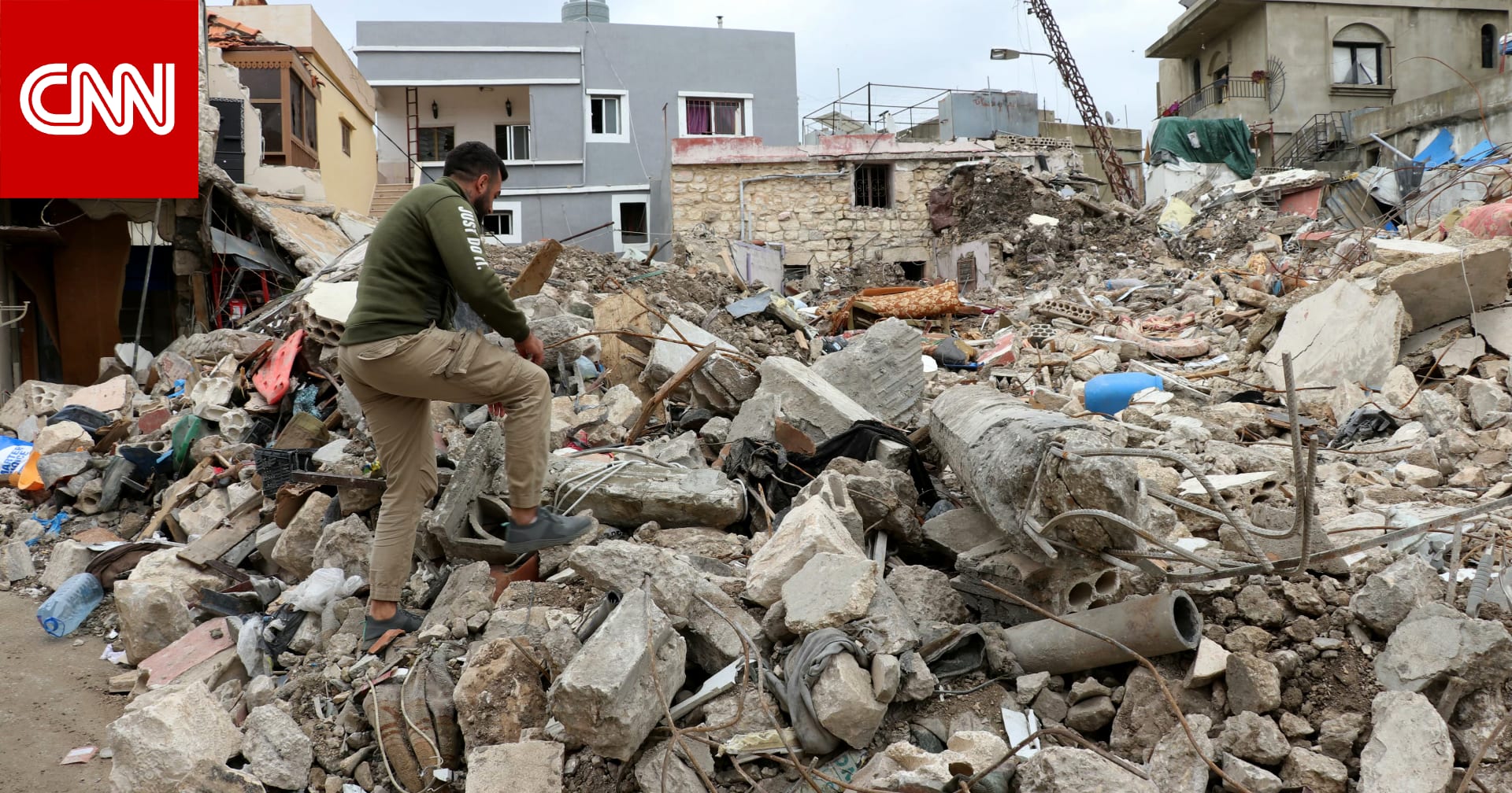 صورة تظهر جنديا إسرائيليا يُلحق أضرارا بتمثال للمسيح في لبنان والجيش يعلق