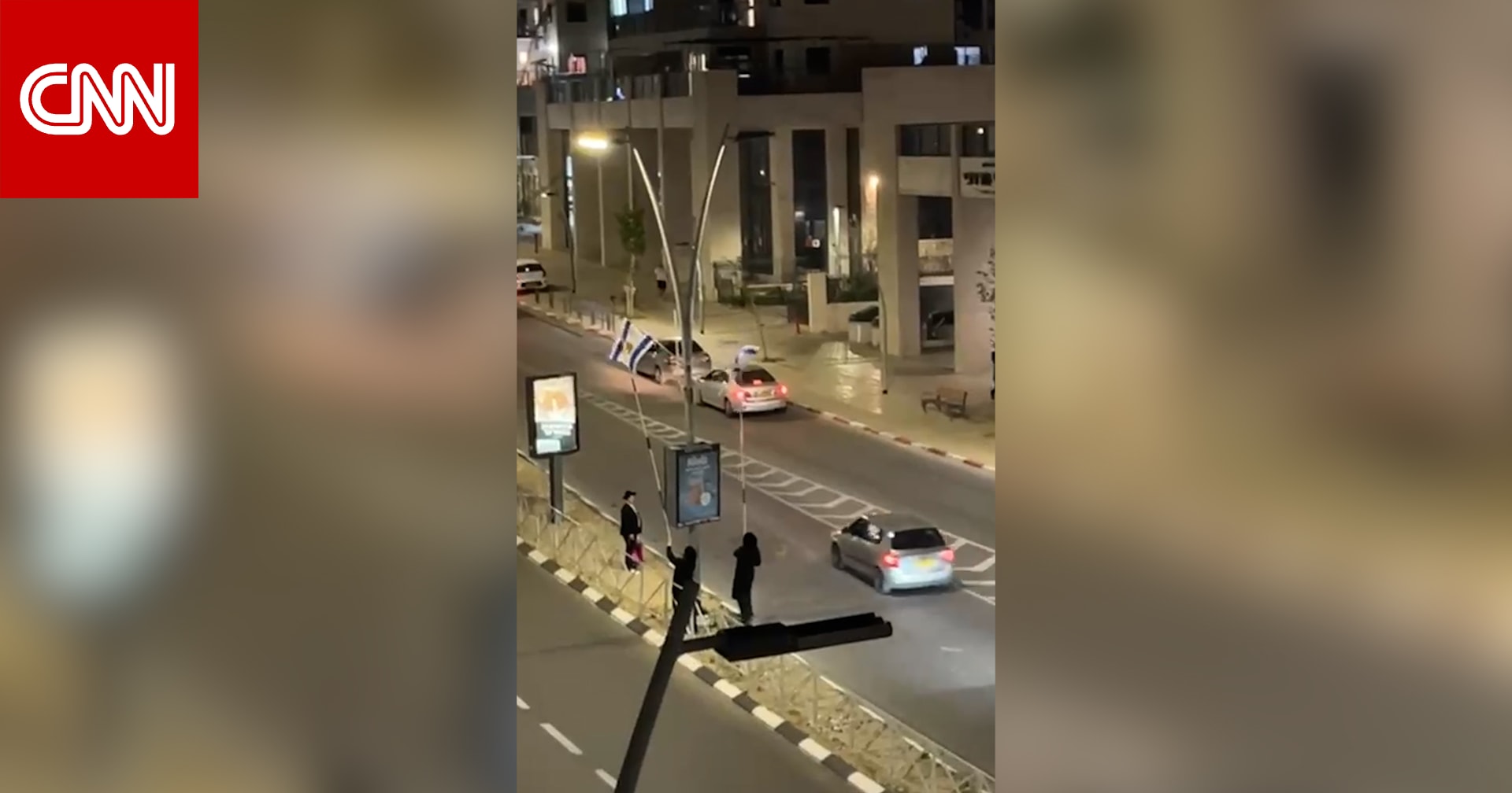 فيديو يُظهر يهودًا متشددين يزيلون الأعلام الإسرائيلية