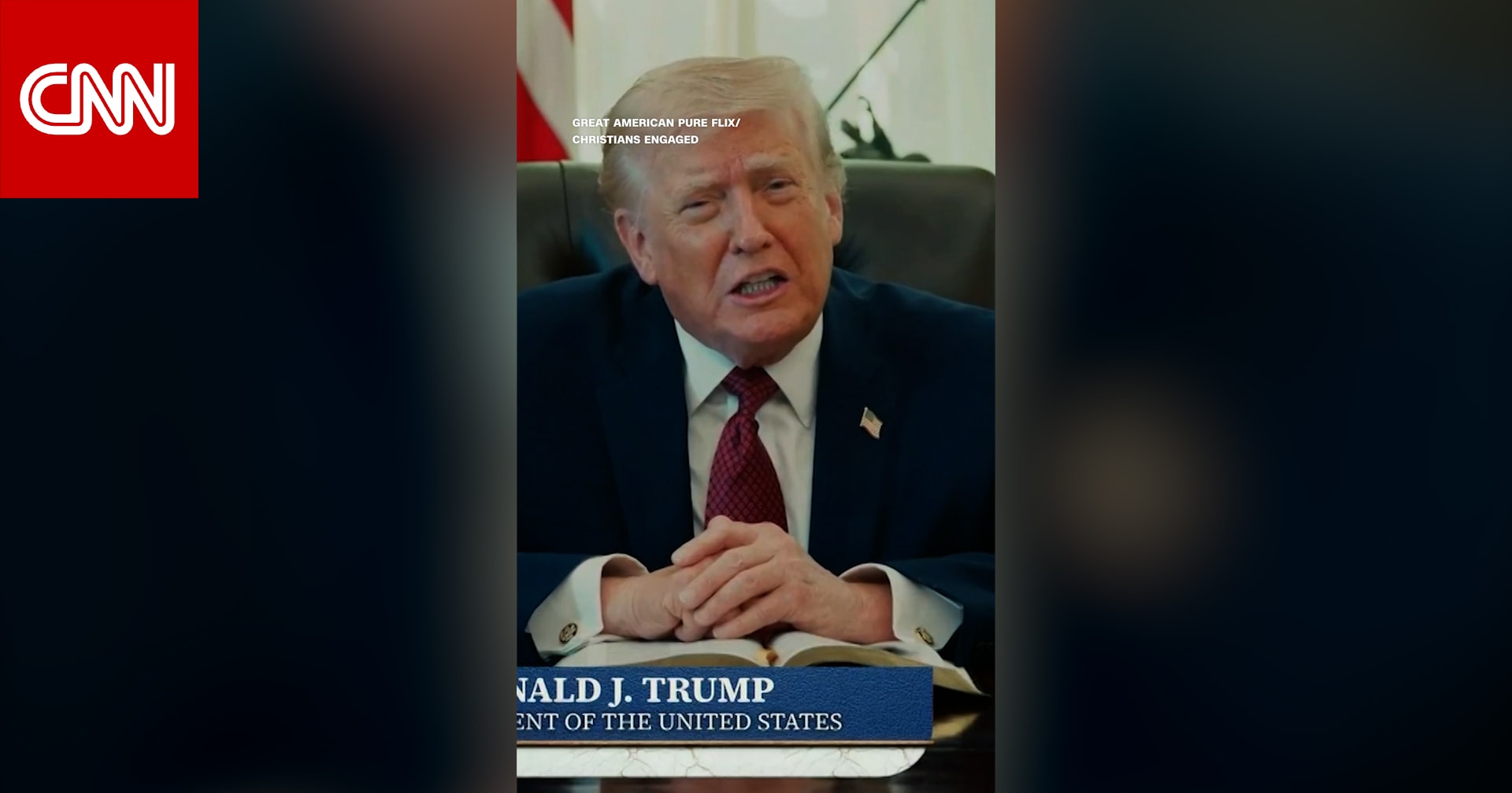 شاهد ترامب يقرأ الكتاب المقدس بعد جدل خلافه مع بابا الفاتيكان