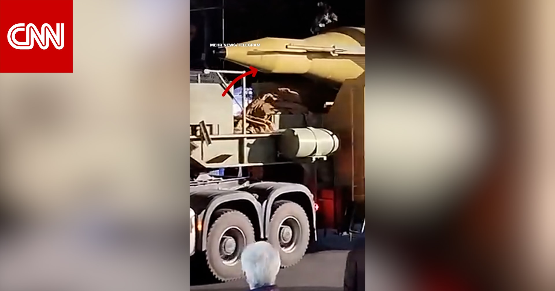 إيران تستعرض ما يبدو أنه صاروخ باليستي في طهران.. إلى ما يرمز ذلك؟