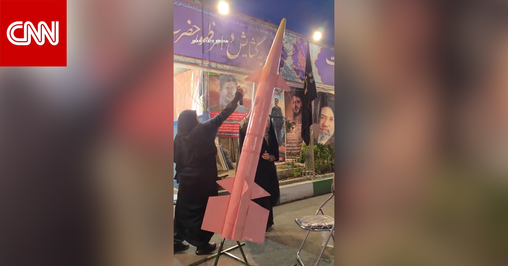 صواريخ ومركبات "وردية".. حملة مثيرة للجدل في إيران لجذب النساء