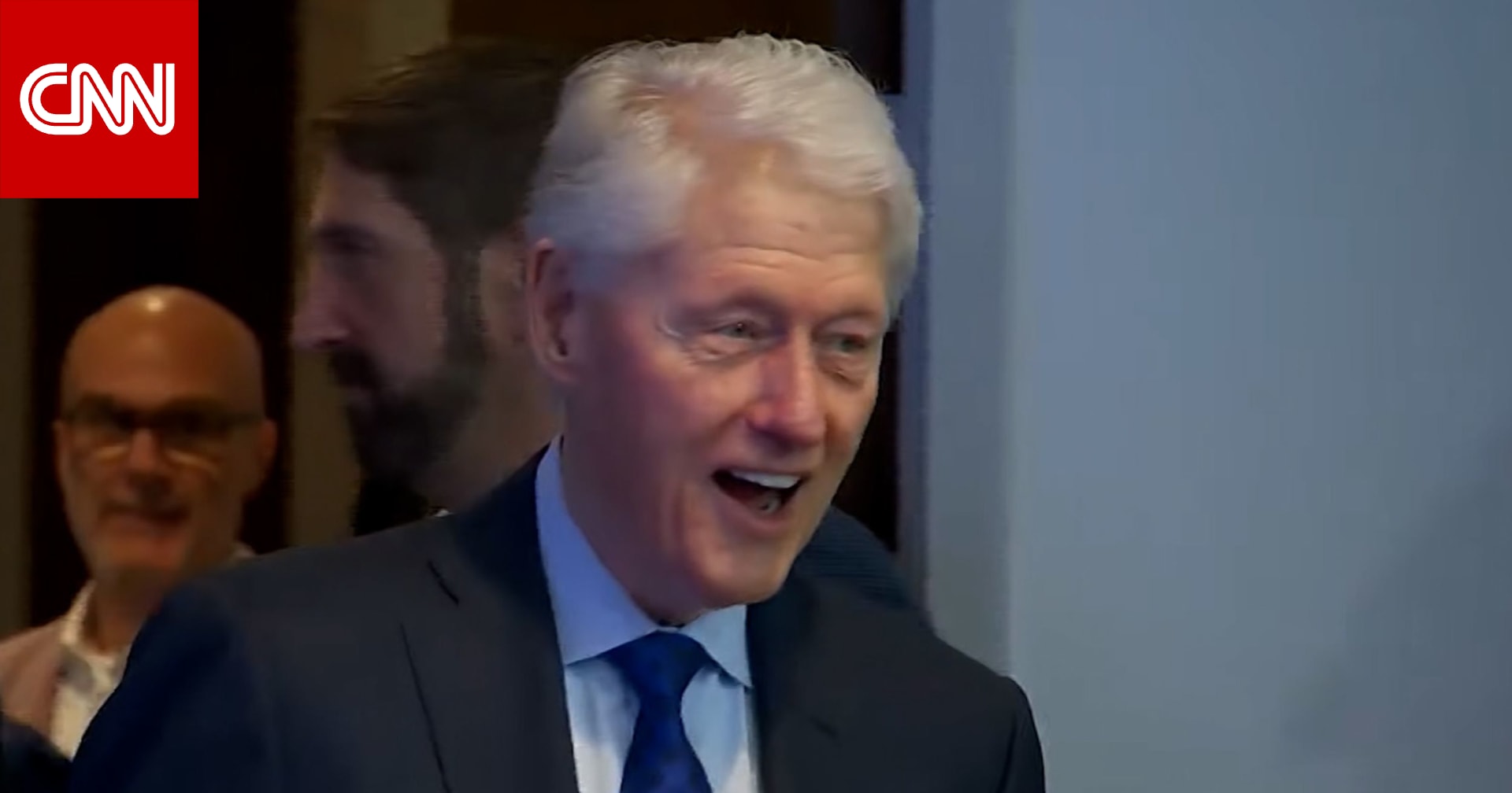 بيل كلينتون يظهر بشكل مفاجئ في مؤتمر صحفي لفريق رياضي