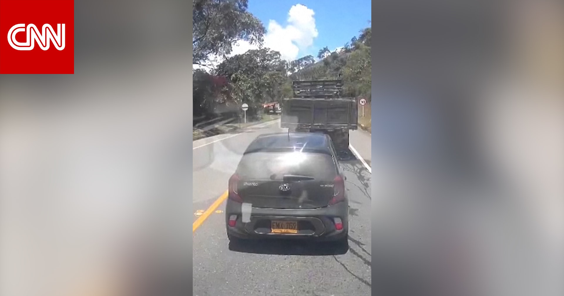 لحظة انفجار قنبلة على طريق سريع مزدحم في كولومبيا.. شاهد ما حدث