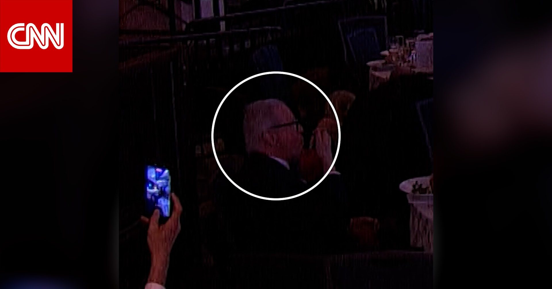 استمر بتناول سلطته وسط احتماء الناس.. تصرف وكيل مواهب بهجوم عشاء البيت الأبيض يدهش روّاد الإنترنت