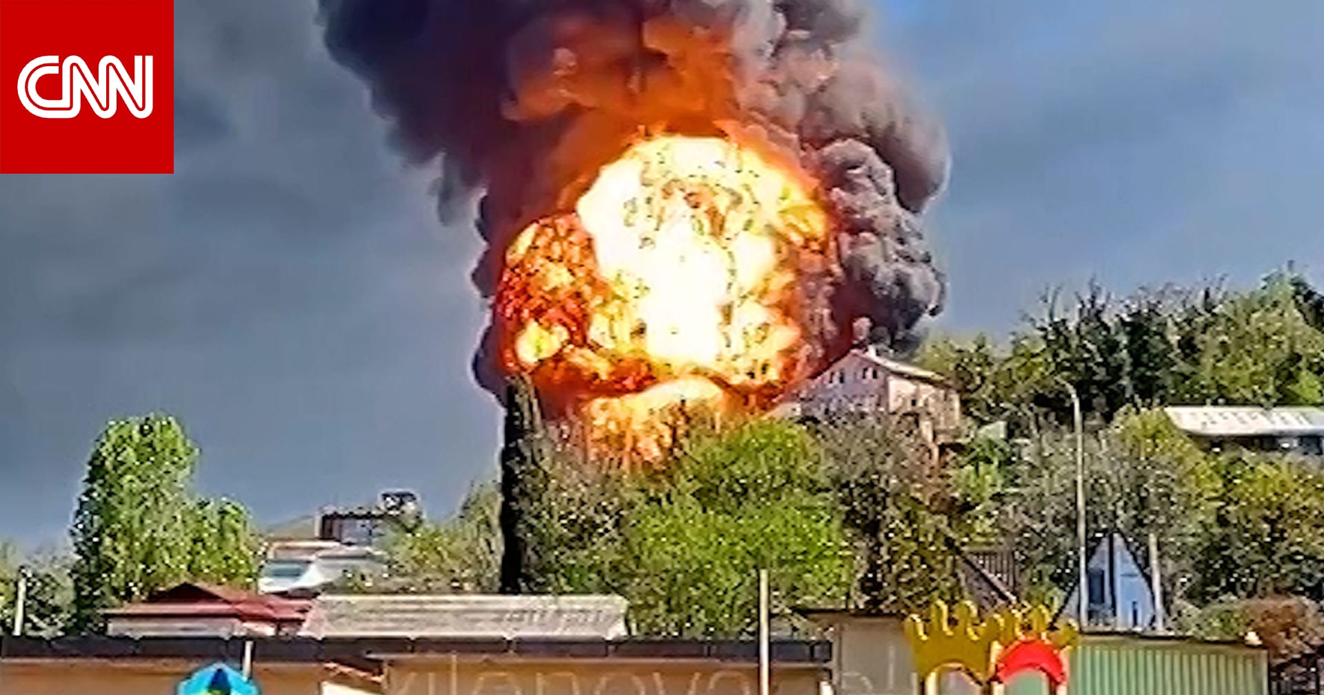 كرة لهب هائلة وانبعاثات سامة.. شاهد آثار هجوم أوكراني على مصفاة روسية