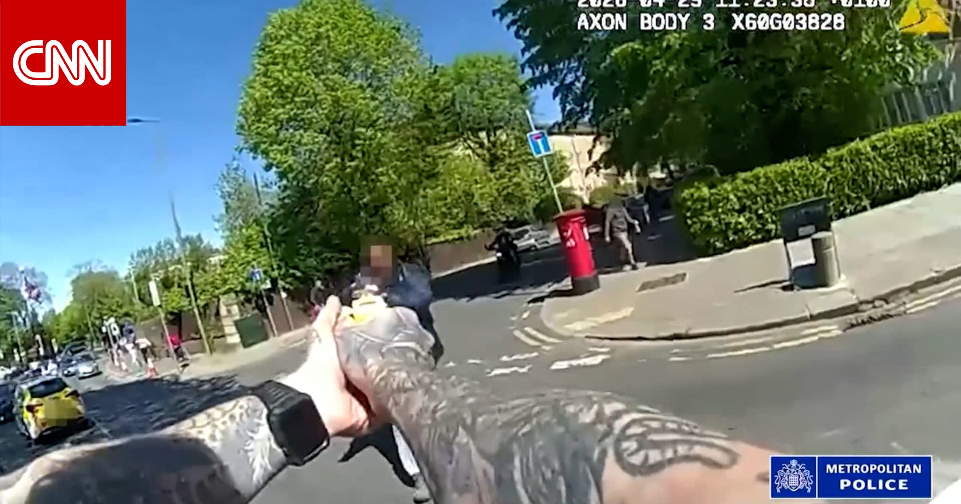 كاميرا شرطي تُظهر لحظة إلقاء القبض على مشتبه به بعد طعن رجلين يهوديين في لندن