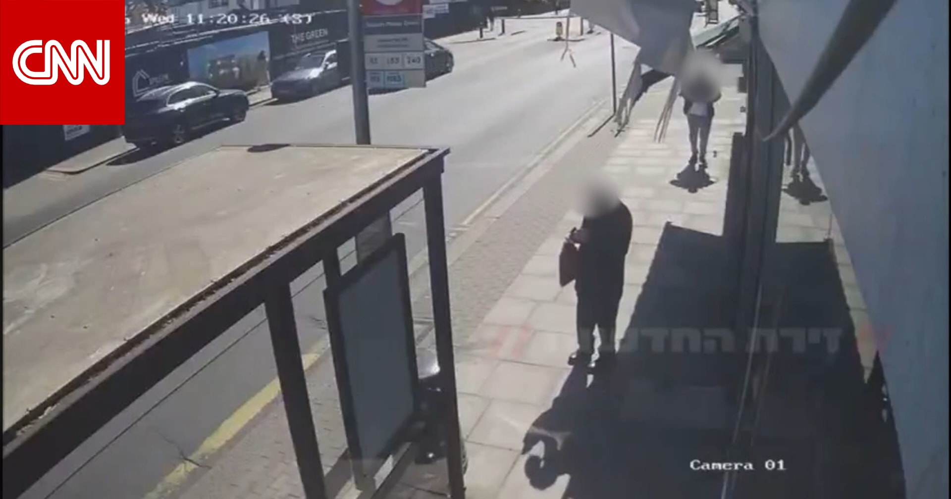 كاميرات مراقبة تُظهر لحظة مهاجمة رجل يحمل سكيناً لشخصين من الجالية اليهودية في شمال لندن