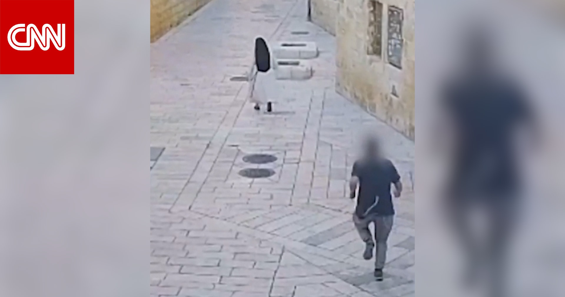دفعها بعنف وأسقطها أرضًا.. فيديو يُظهر لحظة اعتداء رجل على راهبة في البلدة القديمة بالقدس