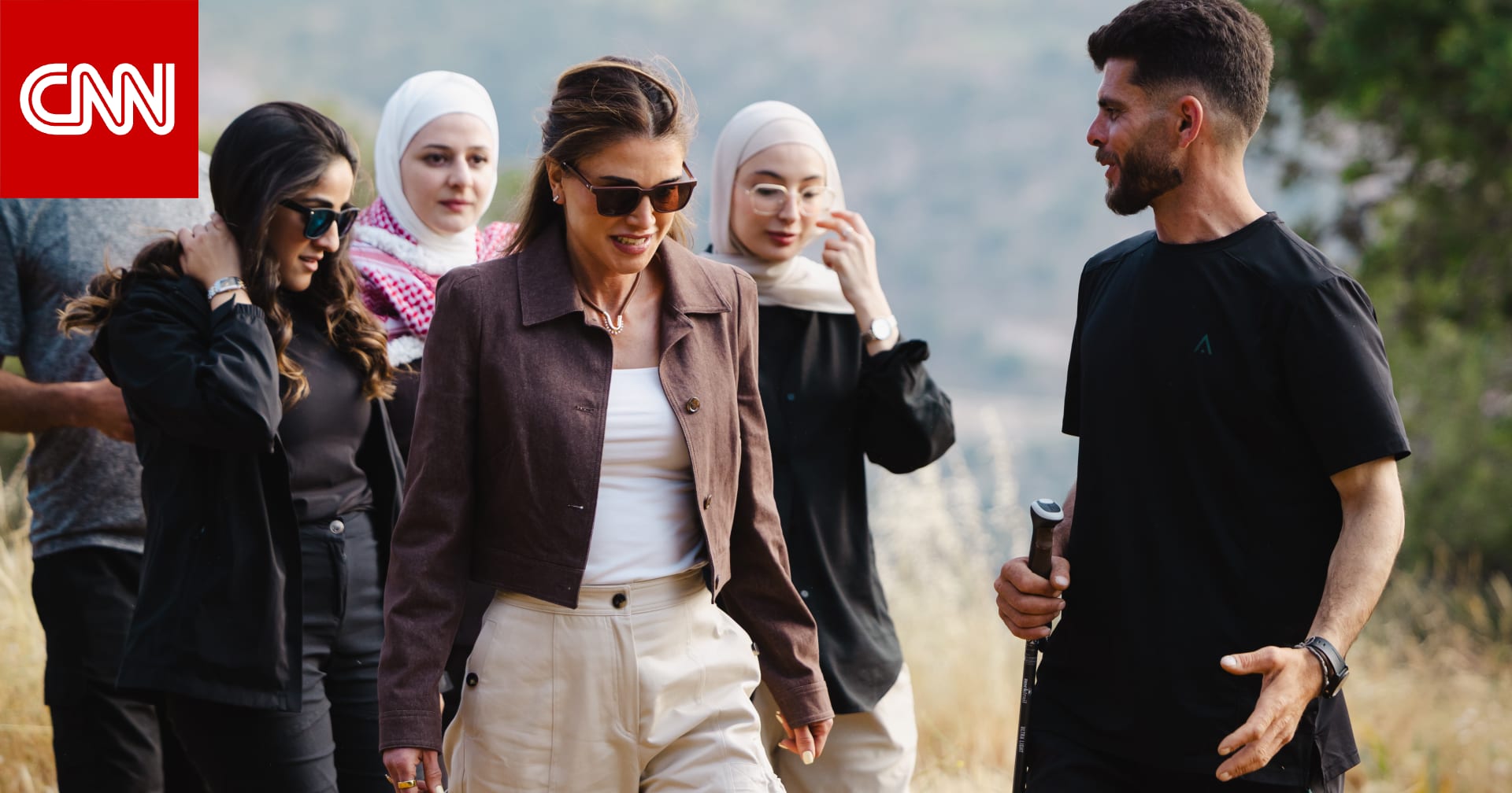 الملكة رانيا في إطلالة عملية خلال زيارة ميدانية لشمال الأردن