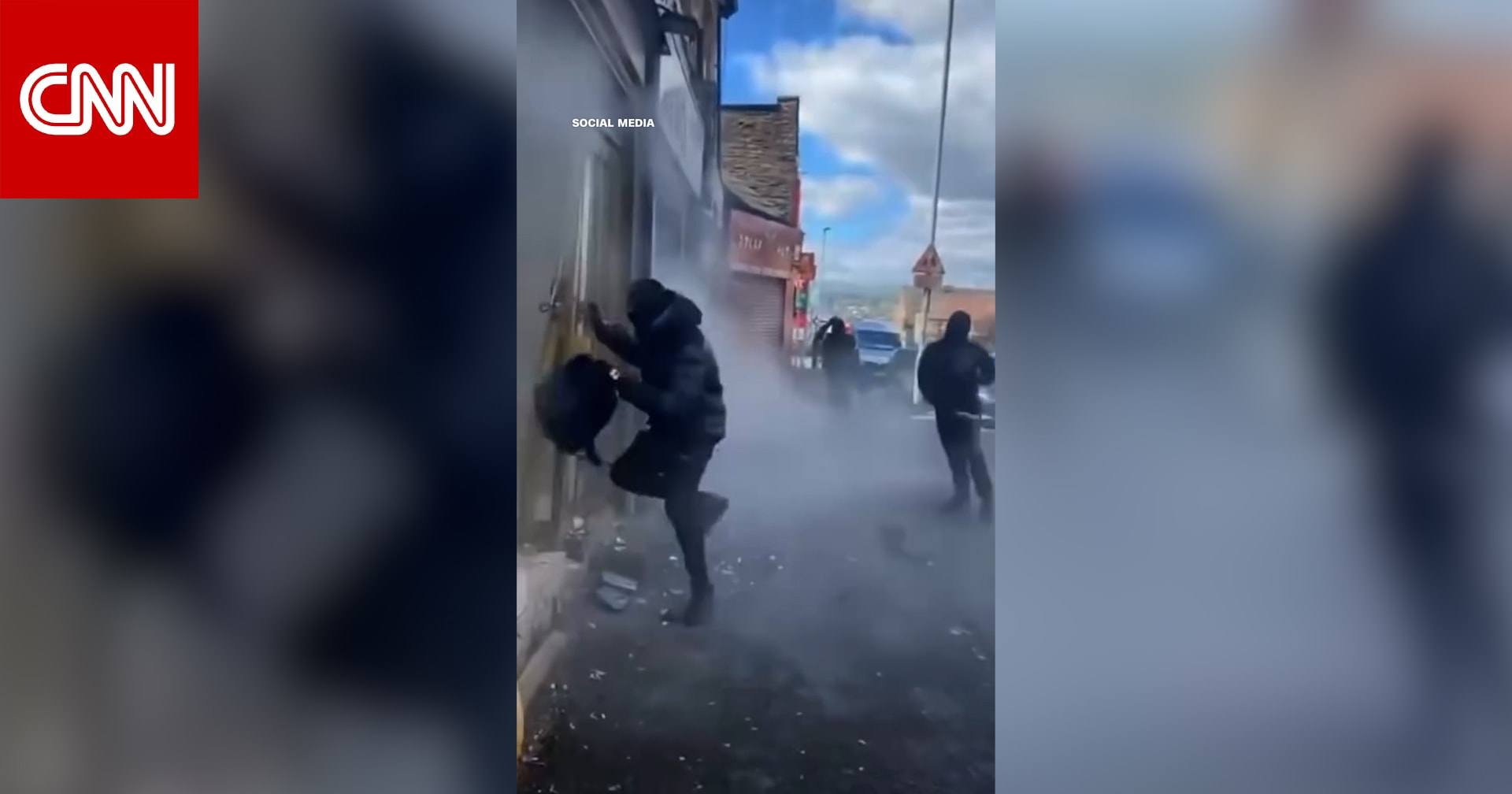 شاهد.. لصوص يقتحمون متجر مجوهرات في المملكة المتحدة بطريقة غير مألوفة، ويغادرون دون سرقة أي شيء