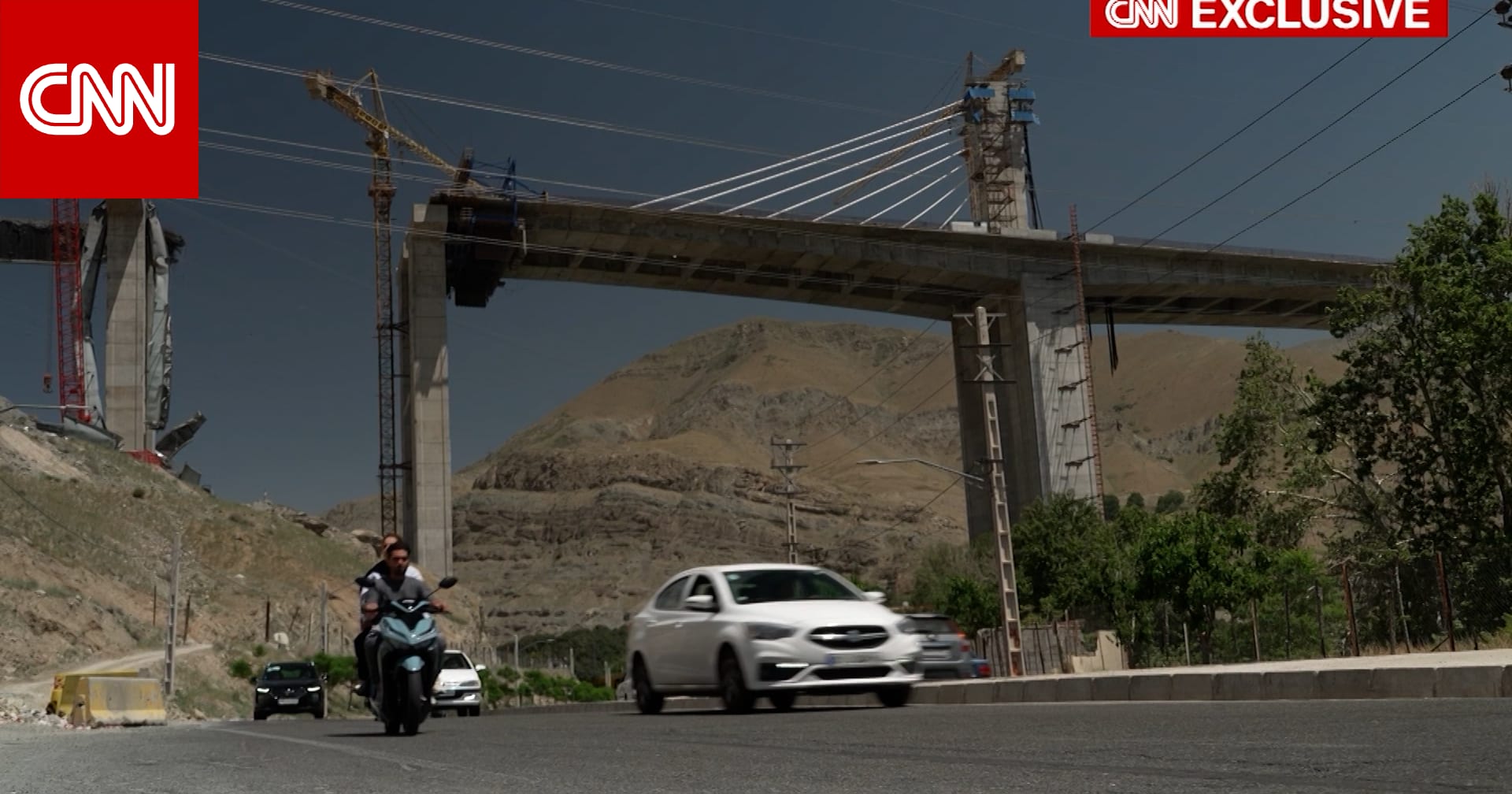 حصري.. CNN توثق حجم الدمار الذي خلفته غارة أمريكية على جسر إيراني 