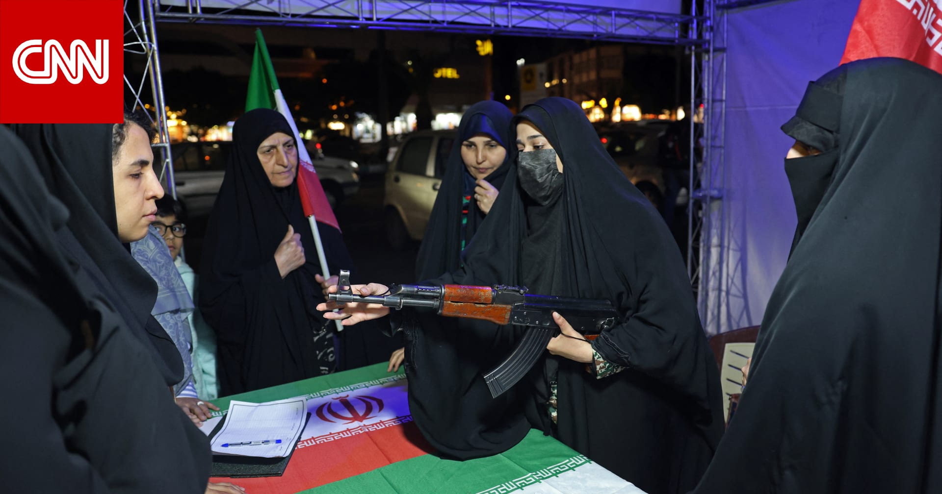 إيران.. استعراض البنادق في الشوارع وعلى شاشات التلفزيون ضد تهديدات ترامب 