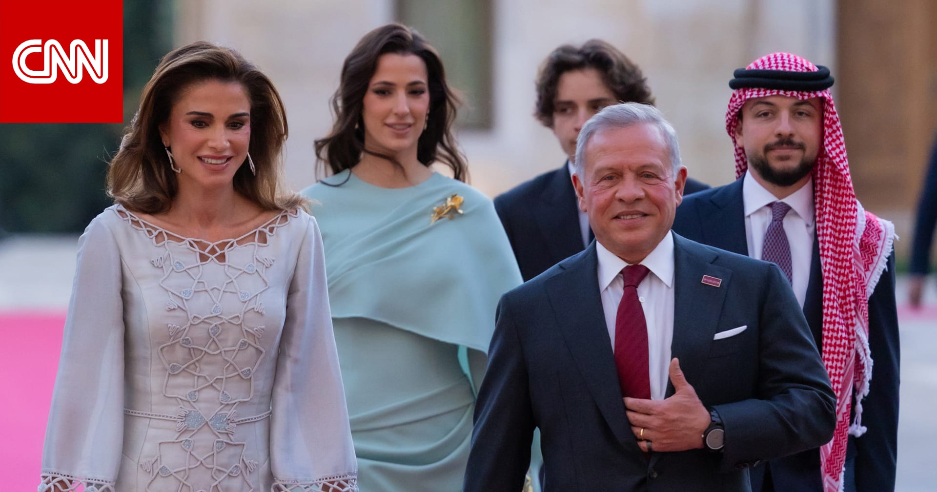 الملكة رانيا تشارك عبر حسابها الرسمي على إنستغرام صورًا من الاحتفال الرسمي بعيد استقلال الأردن الـ 80، الذي أقيم في قصر "الحسينية" 