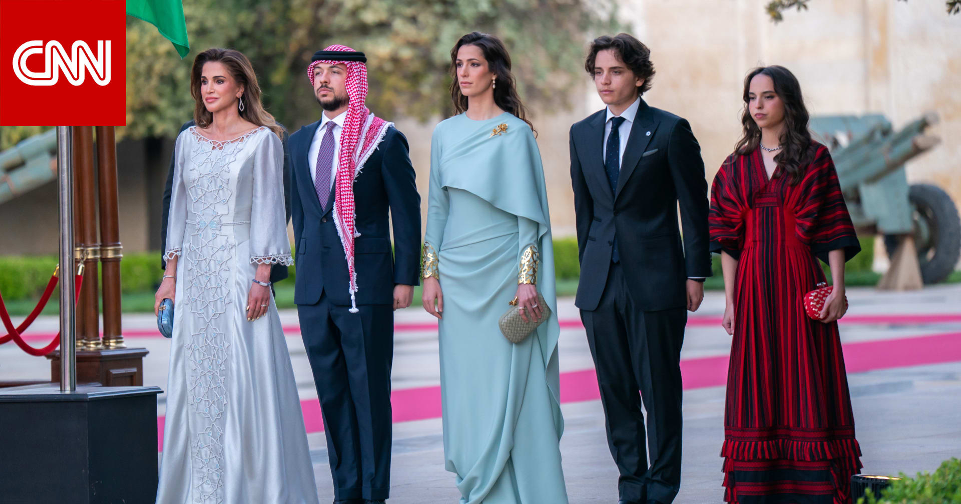 اللون الأزرق يجمع الملكة رانيا والأميرة رجوة في عيد الاستقلال الـ80