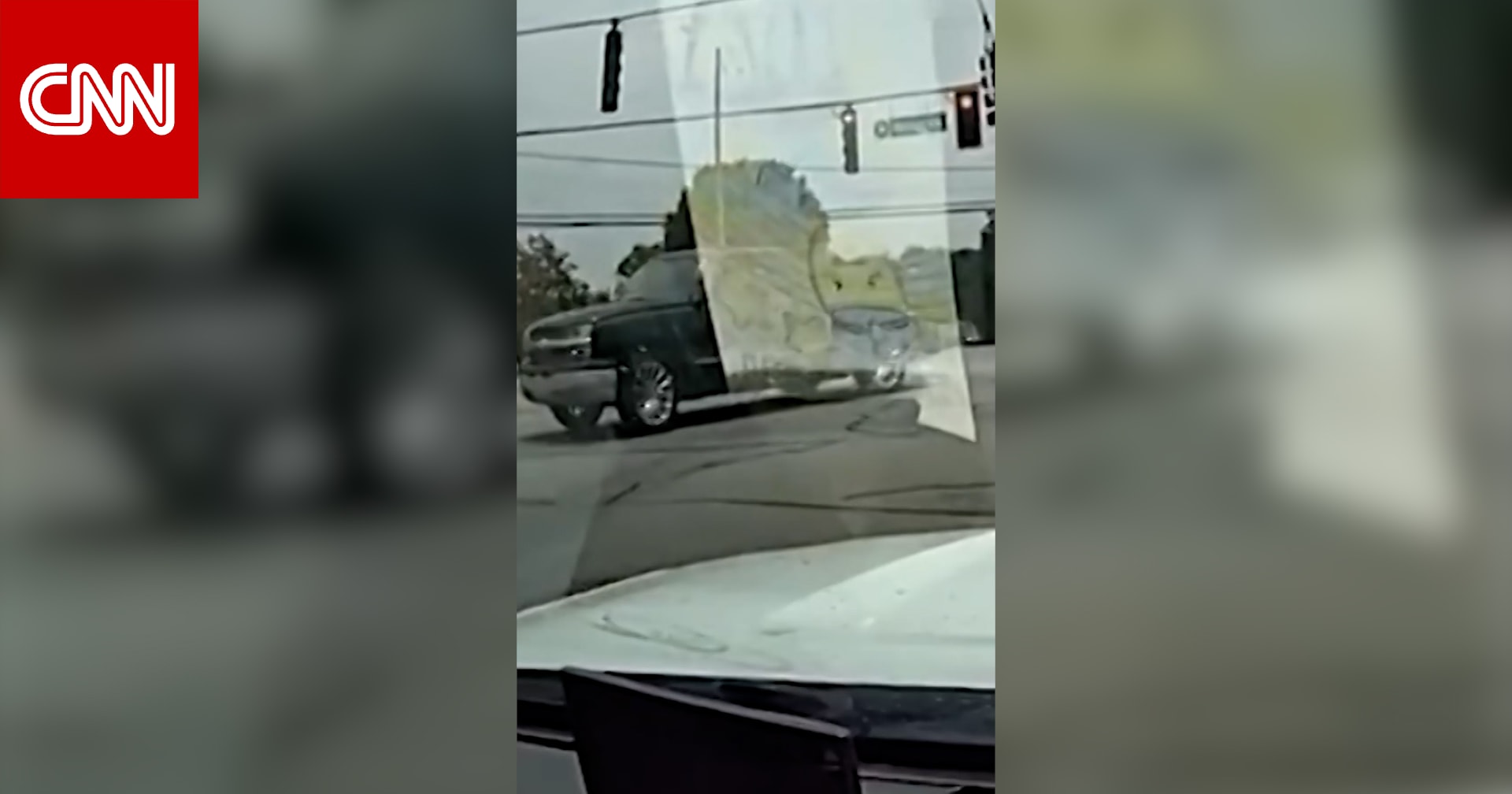 لحظة قذف طفل من سيارة في حادث مروع.. كاميرا شرطة توثق المشهد