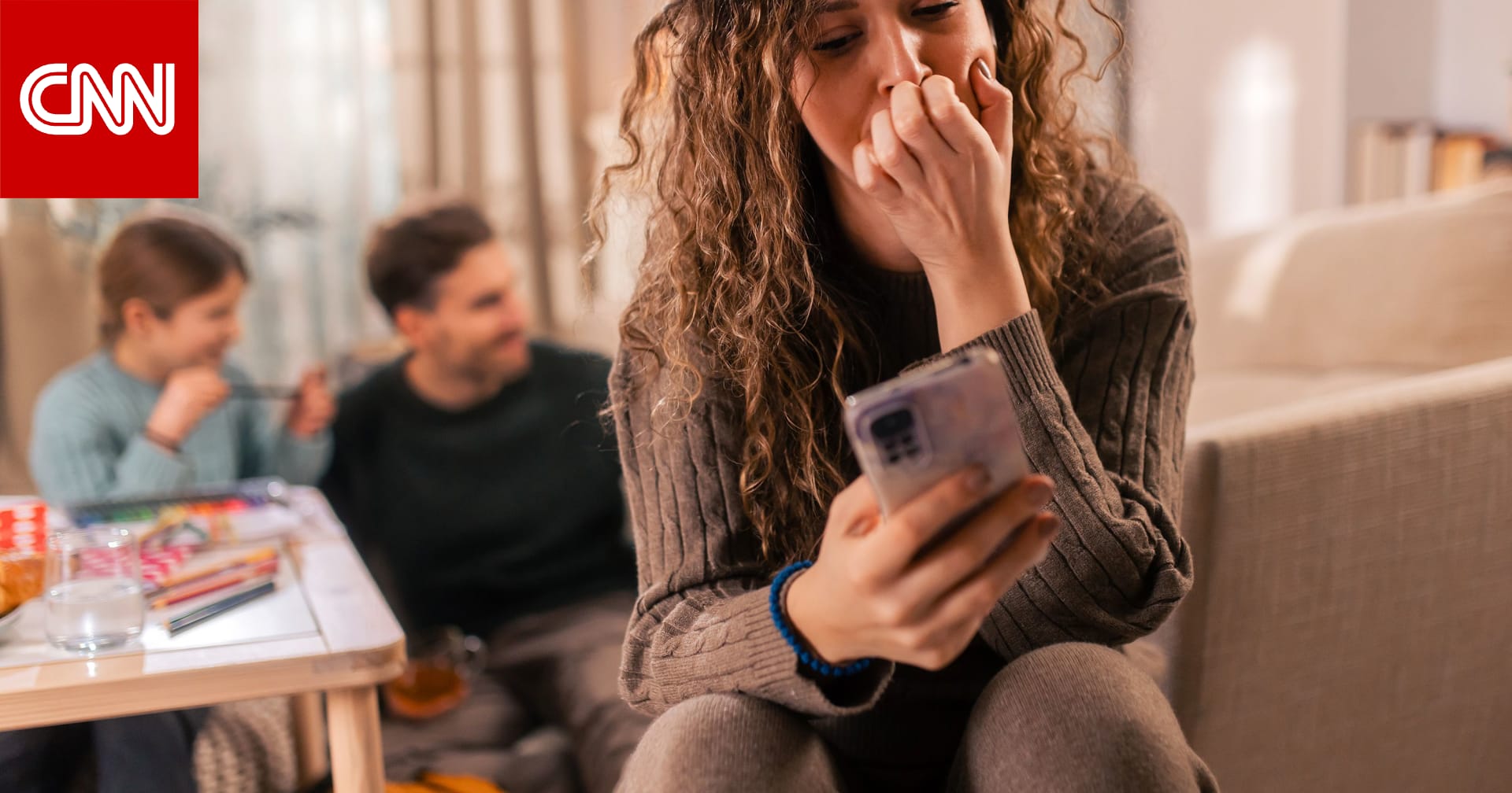 هل يؤثر انشغال الأهل بالأجهزة الإلكترونية سلبًا على علاقتهم بأطفالهم؟ 